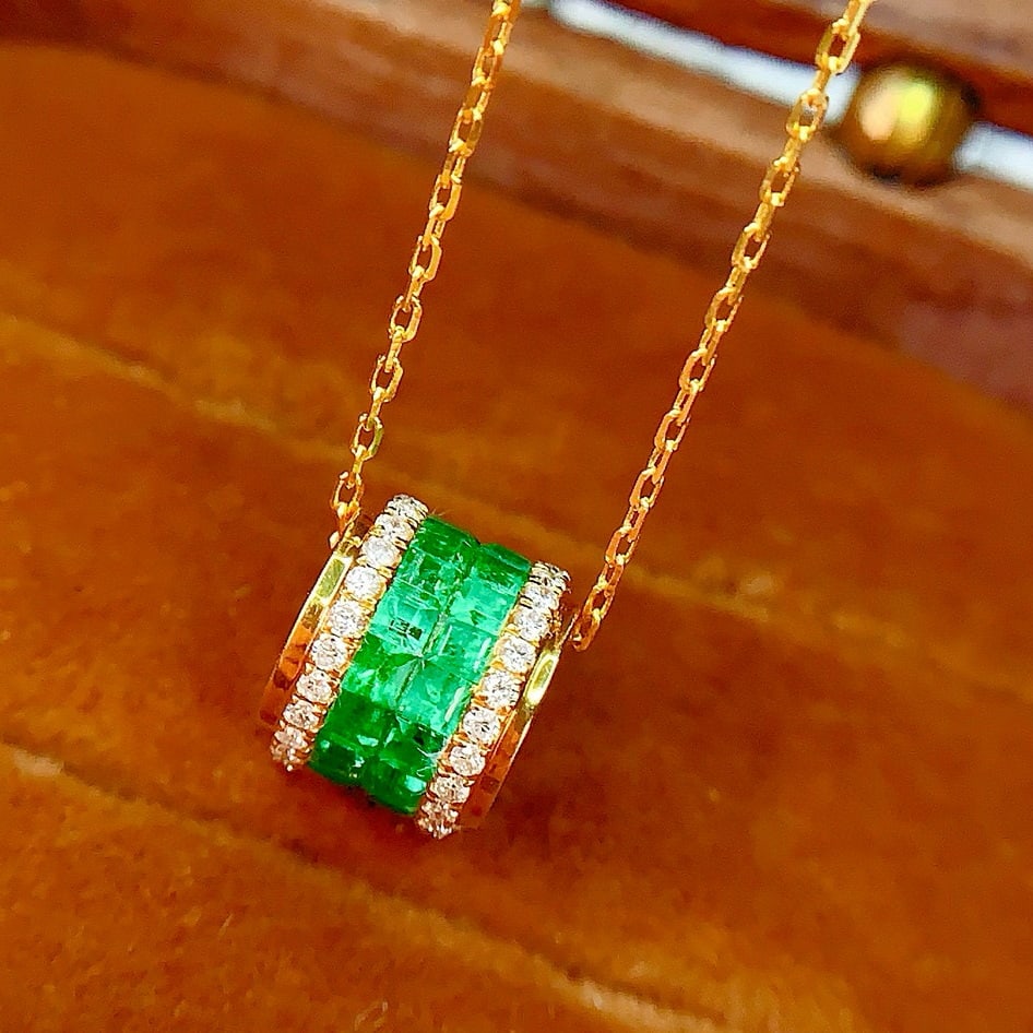 14k Gold 1 Ct Natural Emerald & Diamond Necklace: Ref:230958385 // gold content:14k gold // main gemstone:emerald // shape:square // carat weight:1ct // color:green // treatment:natural // // adjacent gemstone 2 : diamond // number of stones:48 //