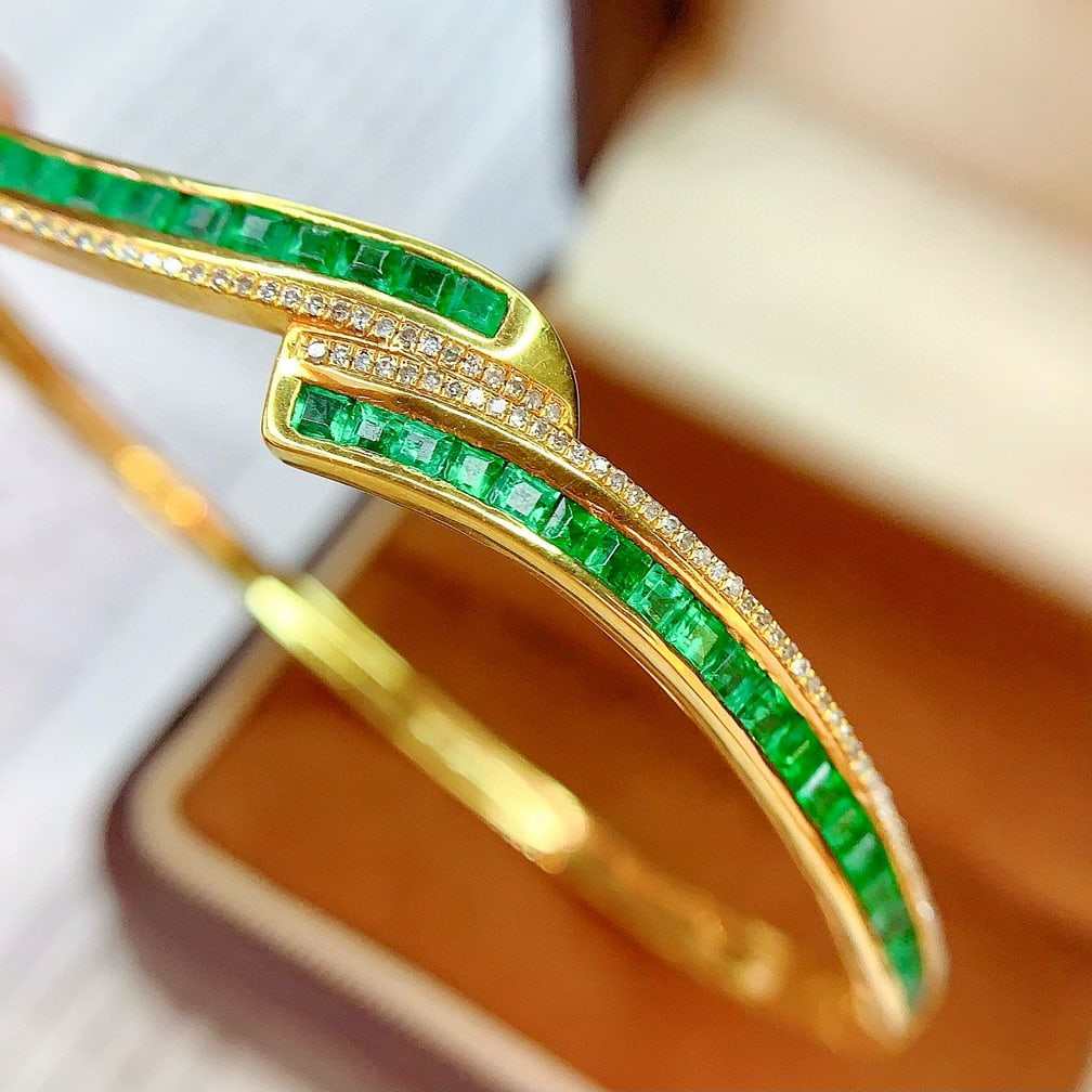14k Gold 4 Ct Natural Emerald & Diamond Bangle: Ref:230958387 // gold content:14k gold // main gemstone:emerald // shape:square // carat weight:4ct // color:green // treatment:natural // // adjacent gemstone 2 : diamond // number of stones:102