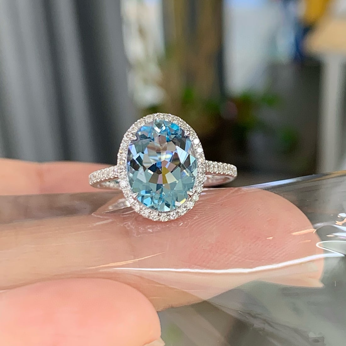 14k Gold 2.71 Ctw Natural Aquamarine & Diamond Ring: Ref:230958401 // gold content:14k gold // ring size:7. 25us // // main gemstone:aquamarine // shape:oval // carat weight:2. 48ct // color:santa maria color // treatment:natural // // adjacent