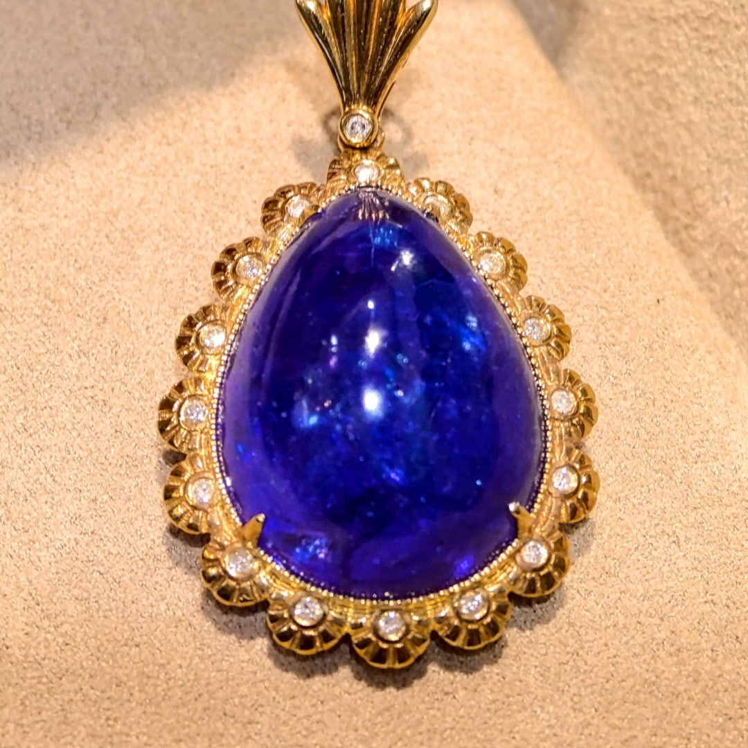 14k Gold 29.58 Ctw Natural Tanzanite & Diamond Pendant( Without Chain ): Ref:230958416 // gold content:14k gold // main gemstone:tanzanite // shape:pear // carat weight:29. 45ct // color:blue // treatment:natural // // adjacent gemstone 2 : diamond // shape:round //