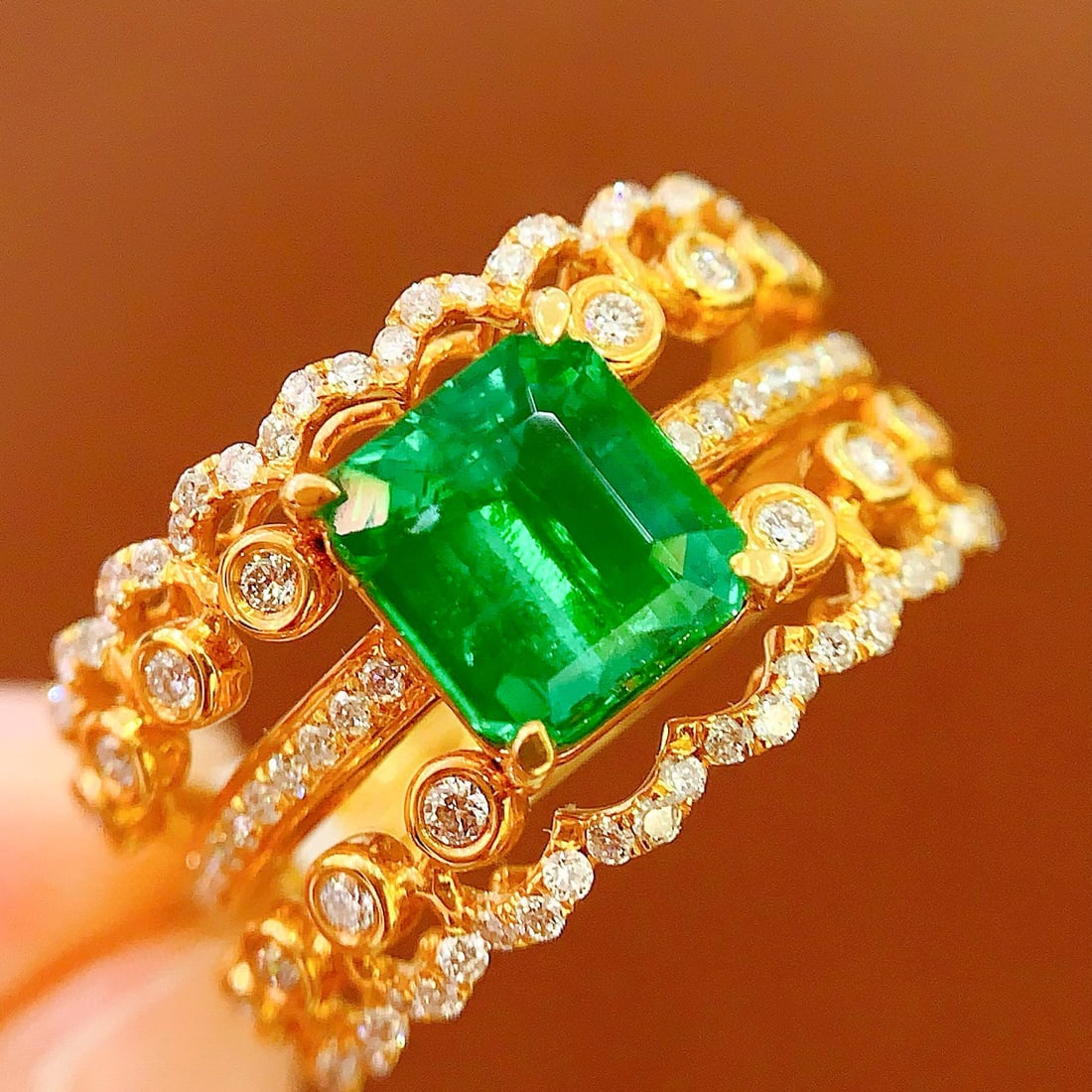 14k Gold 2.4 Ct Vivid Green Natural Emerald & Diamond Ring: Ref:230958417 // gold content:14k gold // ring size:7. 25us // // main gemstone:emerald // shape:octagonal // carat weight:2. 4ct // color:vivid green // treatment:natural // // adjacent gemstone 2 :
