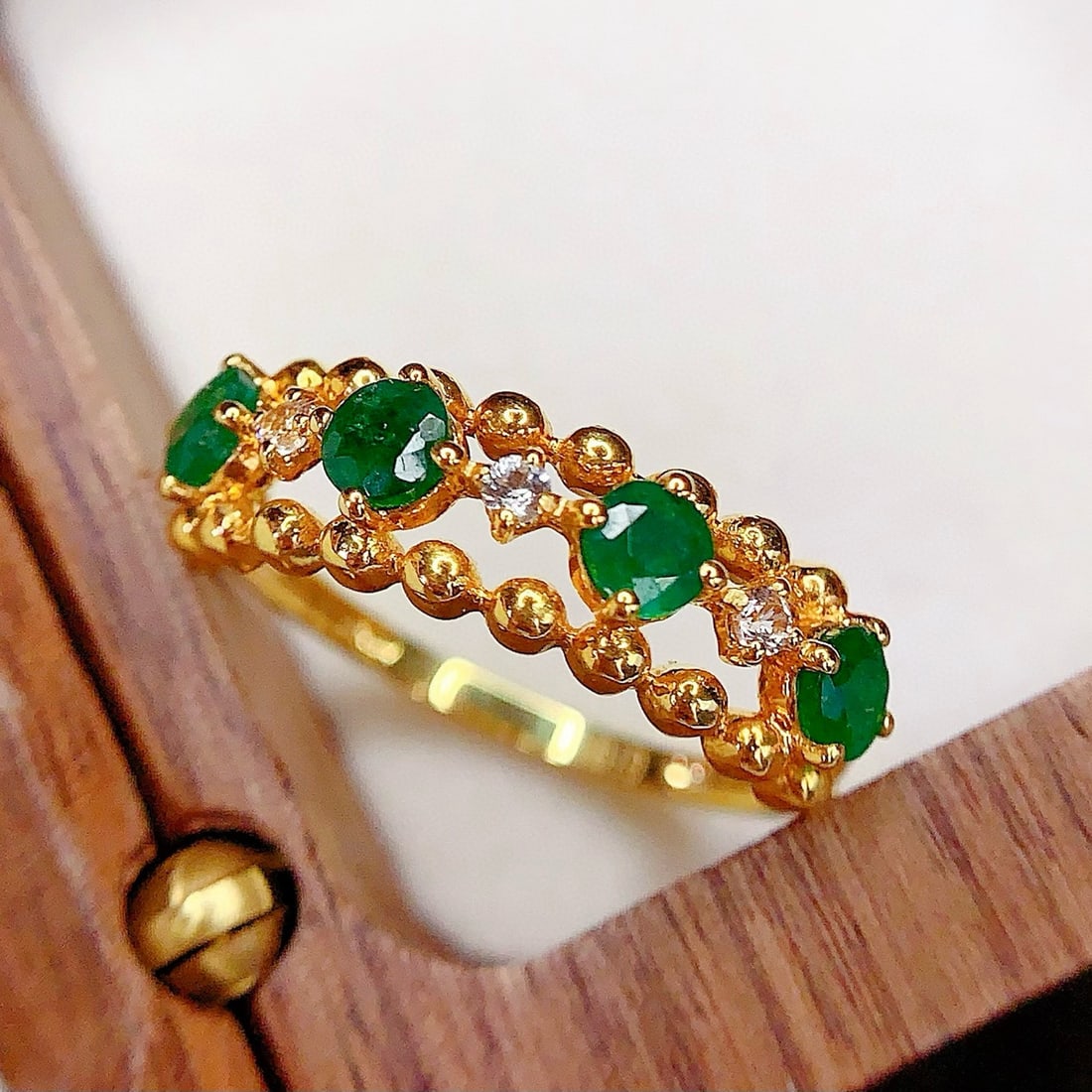 14k Gold 0.8 Ct Vivid Green Natural Emerald & Sapphire Ring: Ref:230958426 // gold content:14k gold // ring size:7. 25us // // main gemstone:emerald // shape:round // carat weight:0. 8ct // color:vivid green // treatment:natural // cut grade:g // //