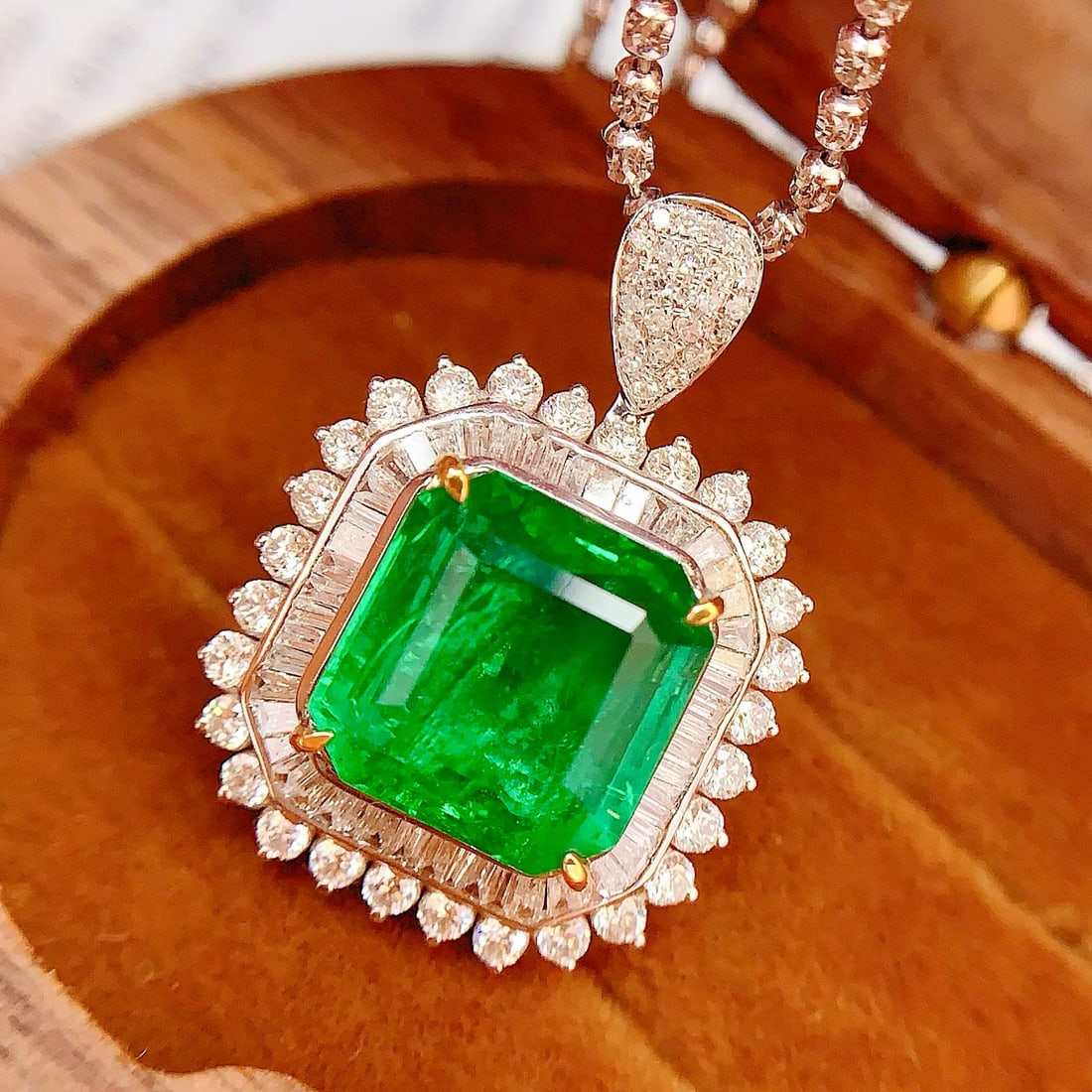 14k Gold 4.87 Ct Vivid Green Natural Emerald & Diamond Pendant( Without Chain ): Ref:230958434 // gold content:14k gold // main gemstone:emerald // shape:octagonal // carat weight:4. 87ct // color:vivid green // treatment:natural // // adjacent gemstone 2 : diamond // number of st
