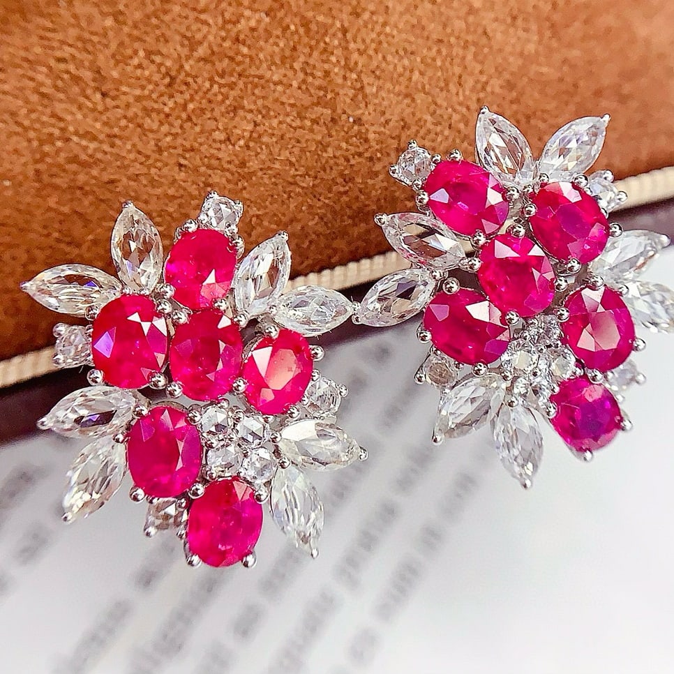 14k Gold 6 Ct Natural Ruby & Sapphire Earrings: Ref:230958444 // gold content:14k gold // main gemstone:ruby // shape:oval // carat weight:6ct // color:red // treatment:natural // // adjacent gemstone 2 : sapphire // shape:multiply //