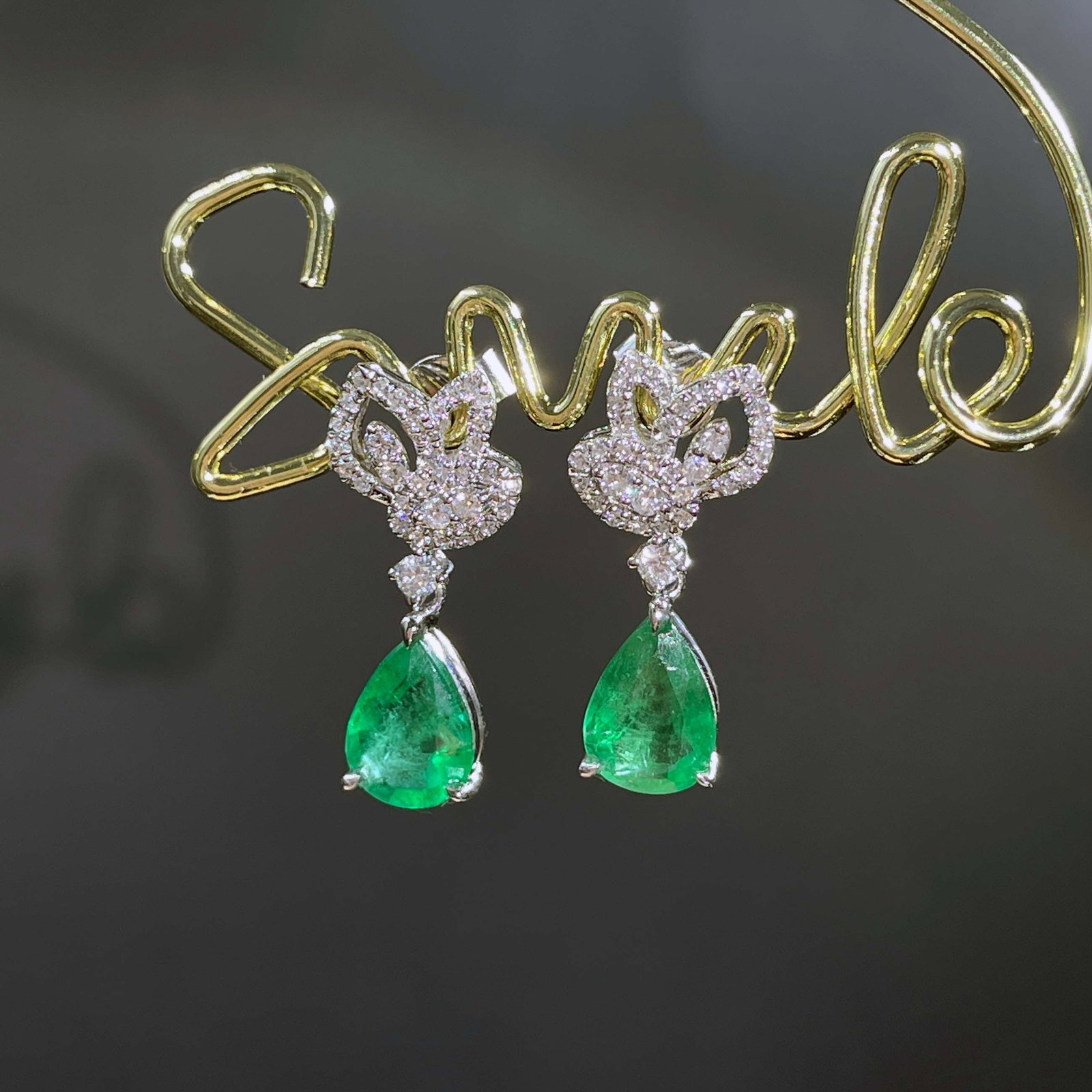 14k Gold 1.59 Ctw Vivid Green Natural Emerald & Diamond Earrings: Ref:230963097 // gold content:14k gold // main gemstone:emerald // shape:pear // carat weight:1. 4ct // color:vivid green // treatment:natural // // adjacent gemstone 2 : diamond // shape:round // car