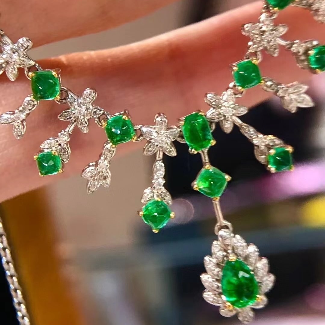 14k Gold 6.02 Ct Vivid Green Natural Emerald & Diamond Necklace: Ref:230963119 // gold content:14k gold // main gemstone:emerald // shape:multiply // carat weight:6. 02ct // color:vivid green // treatment:natural // // adjacent gemstone 2 : diamond // shape:round /