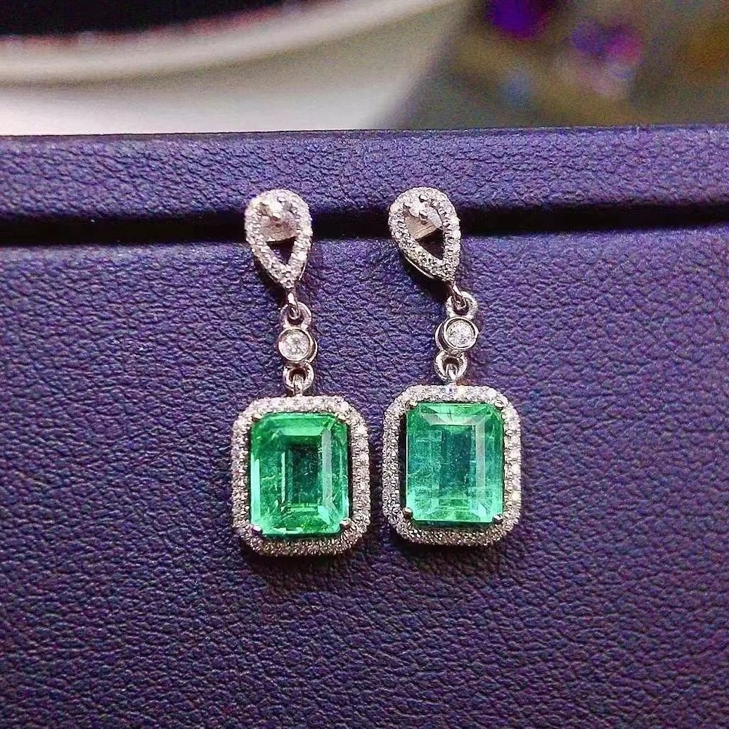14k Gold 1.84 Ct Natural Emerald & Diamond Earrings: Ref:230963124 // gold content:14k gold // main gemstone:emerald // shape:octagonal // carat weight:1. 84ct // color:green // treatment:natural // // adjacent gemstone 2 : diamond // shape:round // cla