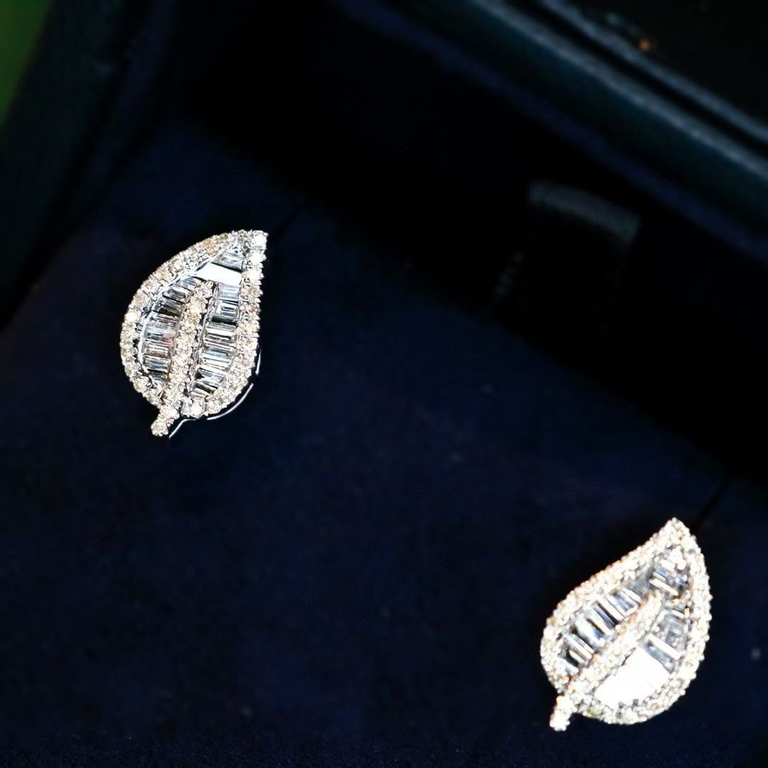 14k Gold 0.9 Ct Natural H Diamond Earrings: Ref:230963194 // gold content:14k gold // main gemstone:diamond // shape:multiply // carat weight:0. 9ct // clarity grade:vs-si // color:h // treatment:natural // Condition: New Low Estimate: 4600.00 