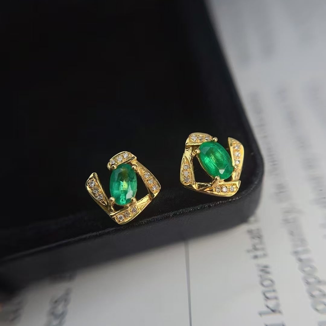 14k Gold 0.80 Ct Natural Emerald & Diamond Earrings: Ref:230964117 // gold content:14k gold // main gemstone:emerald // shape:oval // carat weight:0. 80ct // color:green // treatment:natural // // adjacent gemstone 2 : diamond // number of stones:24 // 