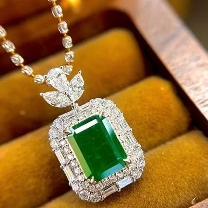 14k Gold 3.83 Ctw Vivid Green Natural Emerald & Diamond Pendant( Without Chain ): Ref:230964200 // gold content:14k gold // main gemstone:emerald // shape:octagonal // carat weight:2. 72ct // color:vivid green // treatment:natural // // adjacent gemstone 2 : diamond // shape:multip