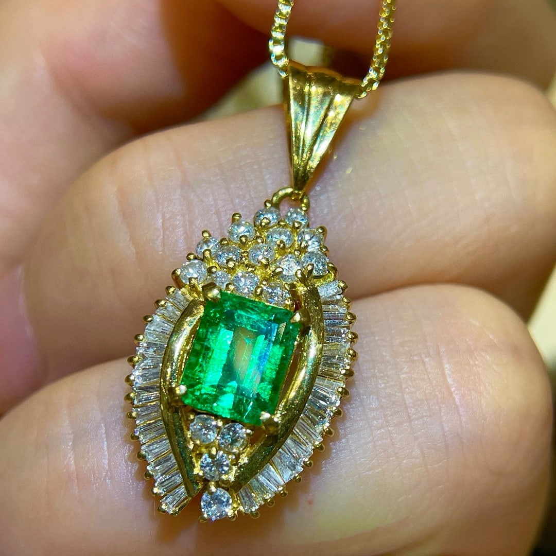 14k Gold 2.02 Ctw Vivid Green Natural Emerald & Diamond Pendant( Without Chain ): Ref:230964223 // gold content:14k gold // main gemstone:emerald // shape:octagonal // carat weight:1. 22ct // color:vivid green // treatment:natural // // adjacent gemstone 2 : diamond // shape:multip