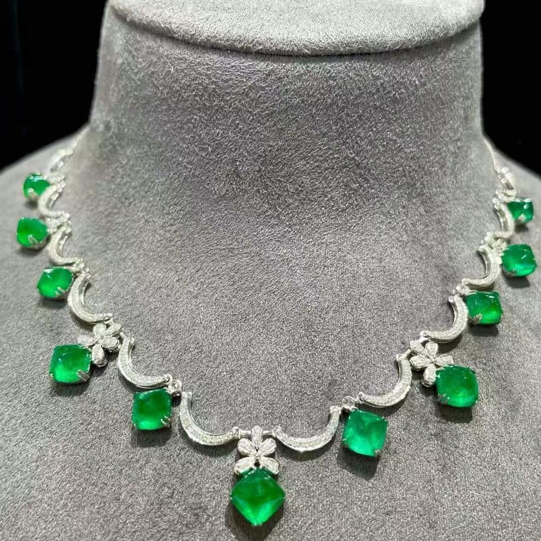14k Gold 10.5 Ct Natural Emerald & Diamond Necklace: Ref:230964329 // gold content:14k gold // main gemstone:emerald // shape:suger-loaf // carat weight:10. 5ct // color:green // treatment:natural // // adjacent gemstone 2 : diamond // shape:round //