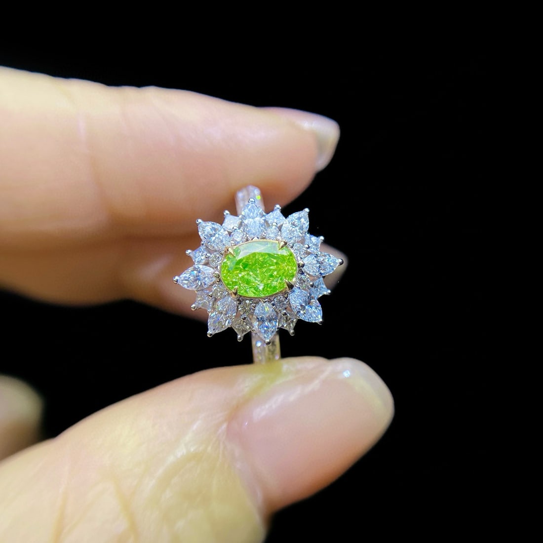 Gia Certified 14k Gold 1.54 Ctw Natural Green Diamond & Diamond Ring: Ref:230964401 // gold content:14k gold // ring size:7. 25us // // main gemstone:green diamond // certified:gia // shape:oval // carat weight:0. 64ct // clarity grade:vvs2 // color:green //