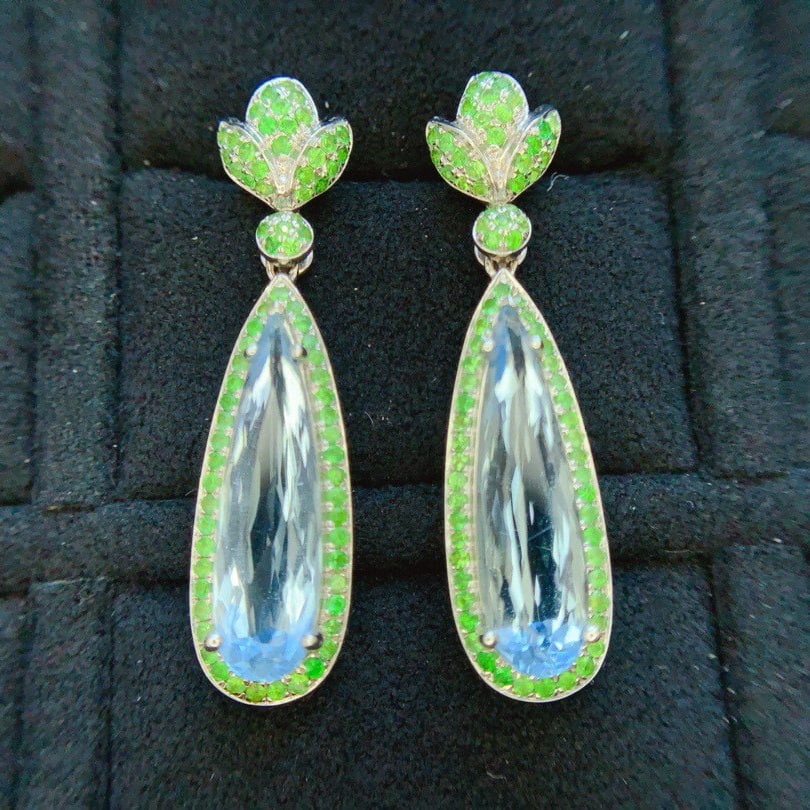 14k Gold 5.95 Ct Natural Aquamarine & Tsavorite Earrings: Ref:230965002 // gold content:14k gold // main gemstone:aquamarine // shape:pear // carat weight:5. 95ct // color:blue // treatment:natural // // adjacent gemstone 2 : tsavorite // shape:round //