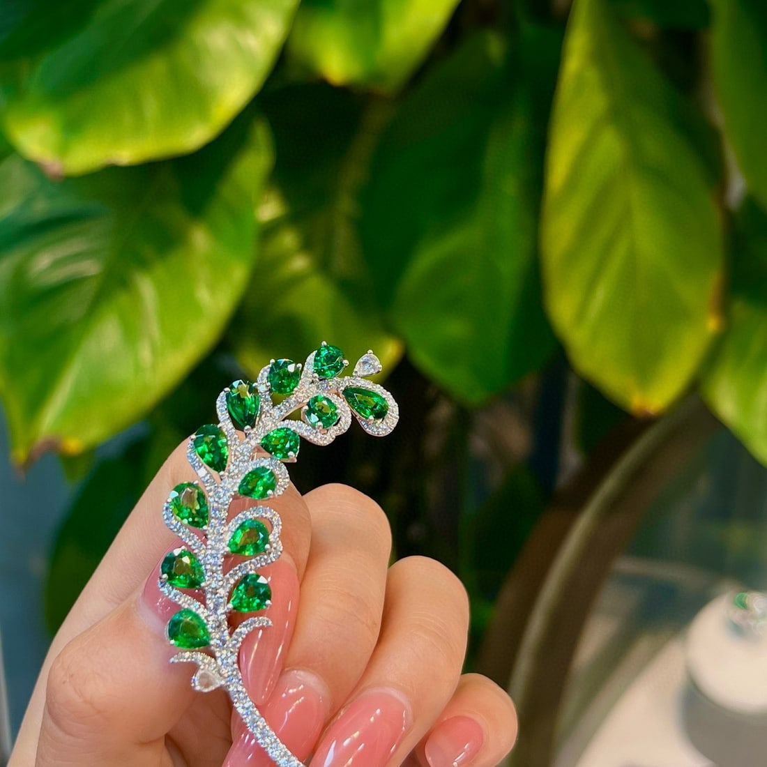 14k Gold 10.13 Ctw Vivid Green Natural Tsavorite & Diamond Brooch - 3