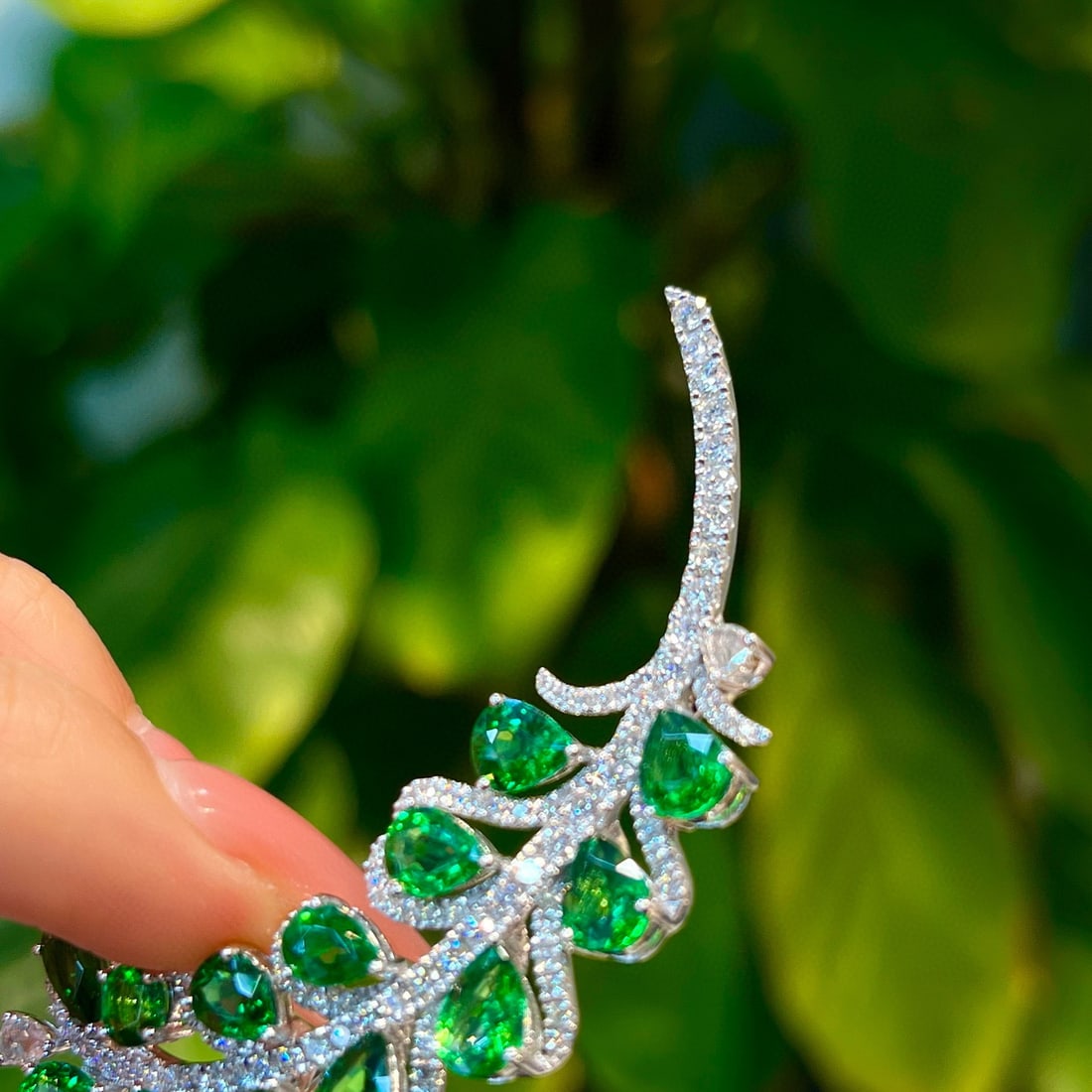 14k Gold 10.13 Ctw Vivid Green Natural Tsavorite & Diamond Brooch - 5