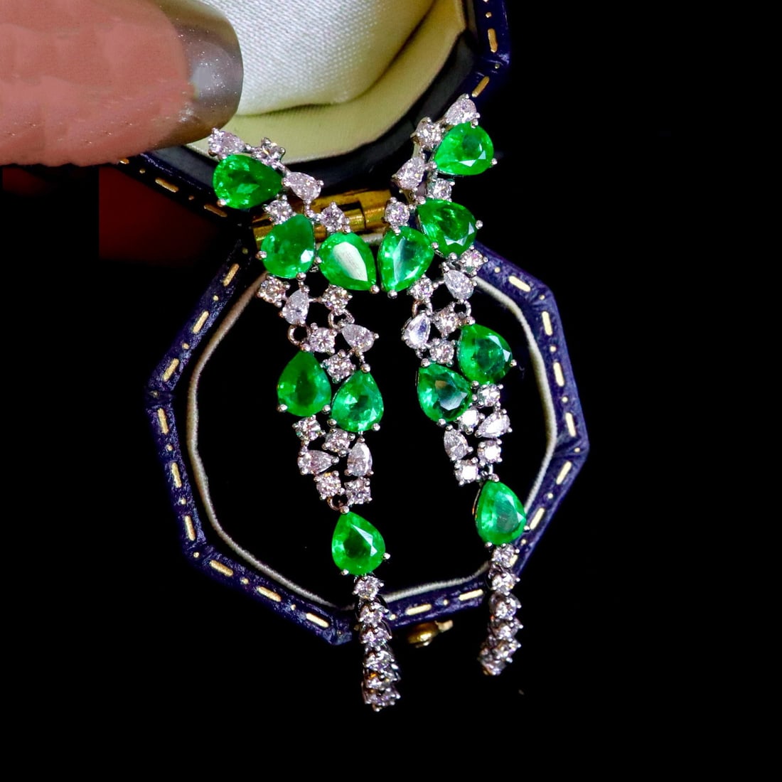 14k Gold 3.72 Ctw Vivid Green Natural Emerald & Diamond Earrings: Ref:230965065 // gold content:14k gold // main gemstone:emerald // shape:pear // carat weight:2. 60ct // color:vivid green // treatment:natural // // adjacent gemstone 2 : diamond // shape:multiply //