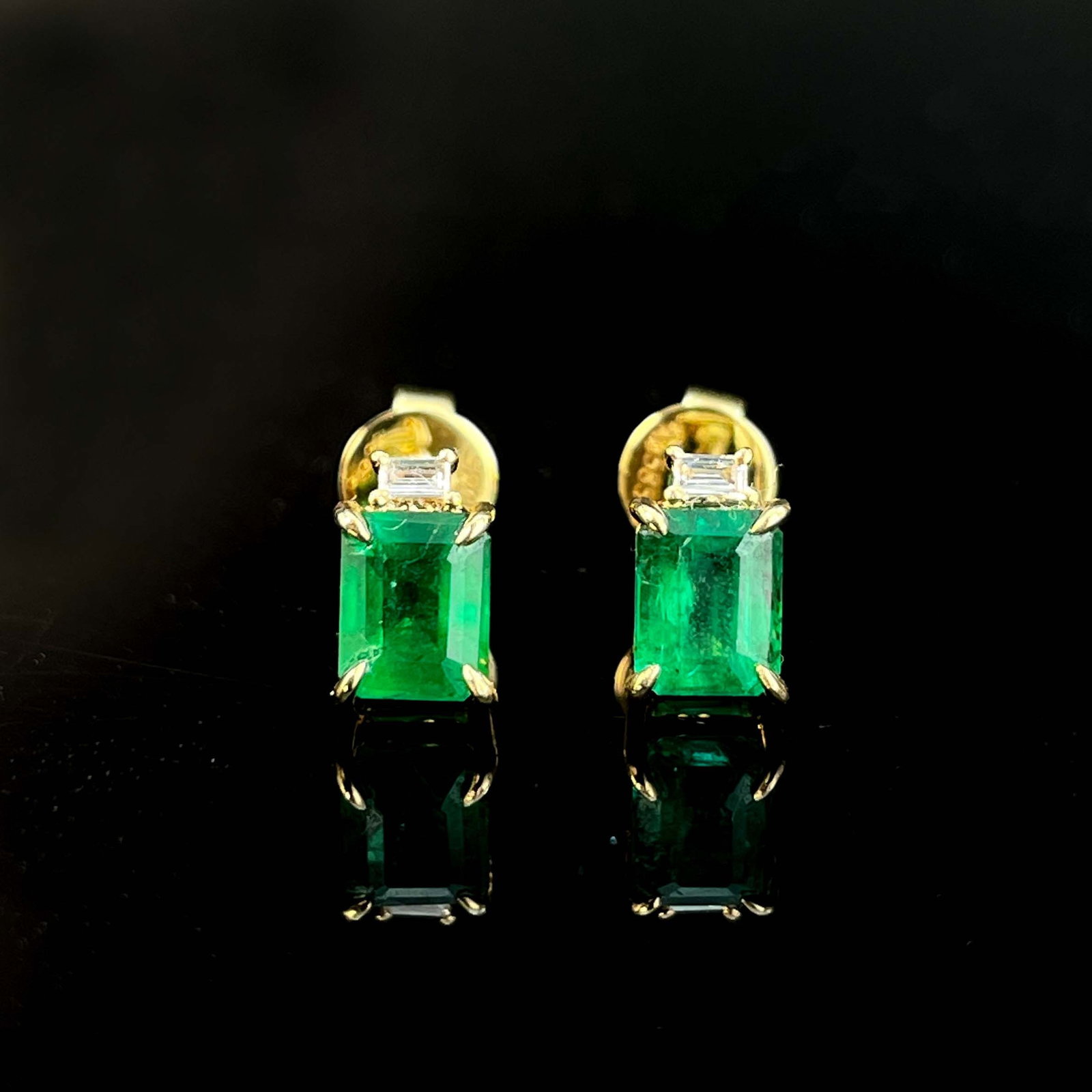 14k Gold 0.86 Ctw Vivid Green Natural Emerald & Diamond Earrings: Ref:230965090 // gold content:14k gold // main gemstone:emerald // shape:octagonal // carat weight:0. 85ct // color:vivid green // treatment:natural // // adjacent gemstone 2 : diamond // shape:baguet