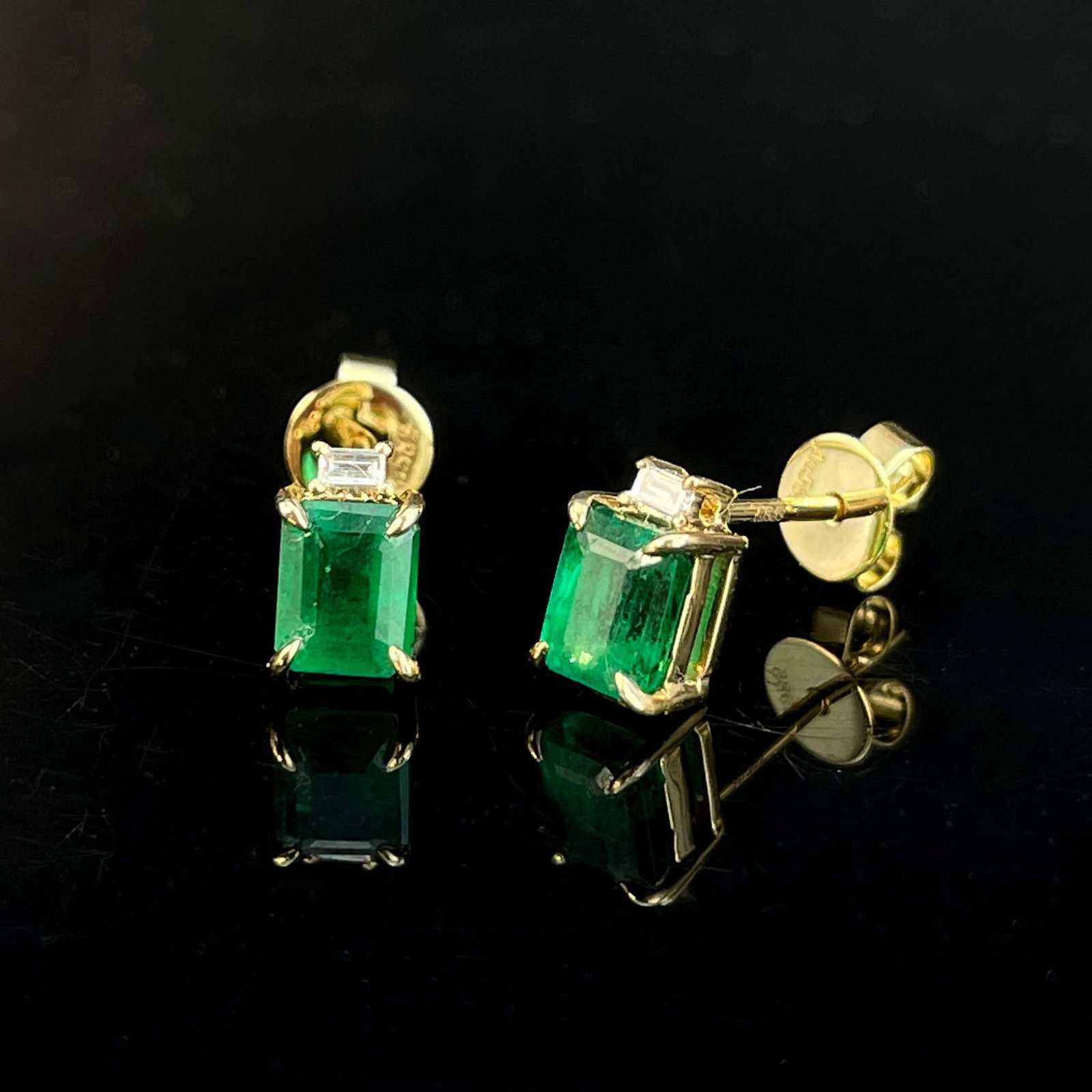 14k Gold 0.86 Ctw Vivid Green Natural Emerald & Diamond Earrings - 4