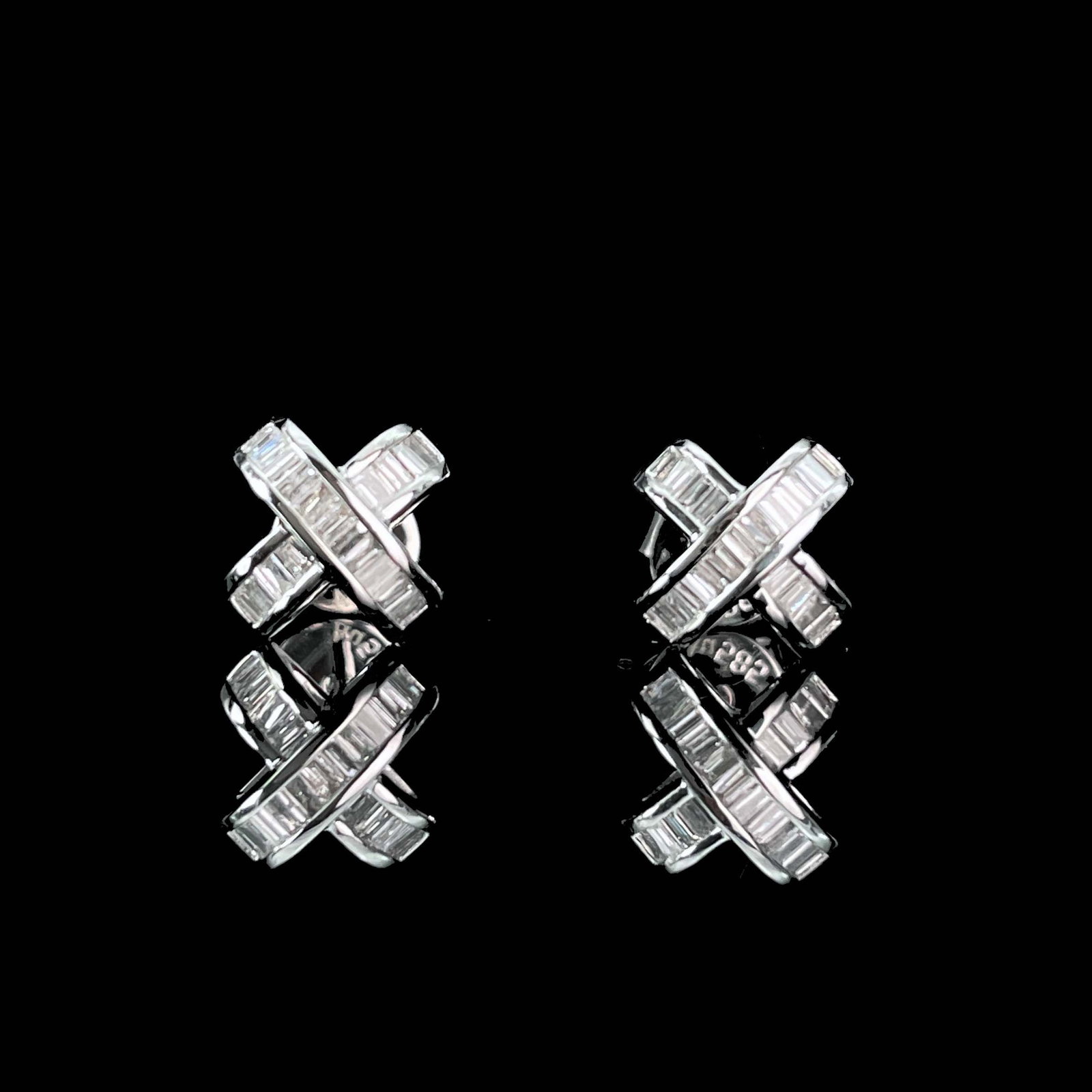 14k Gold 0.20 Ct Natural H Diamond Earrings: Ref:230965092 // gold content:14k gold // main gemstone:diamond // shape:baguette // carat weight:0. 20ct // clarity grade:vs-si // color:h // treatment:natural // Condition: New Low Estimate: