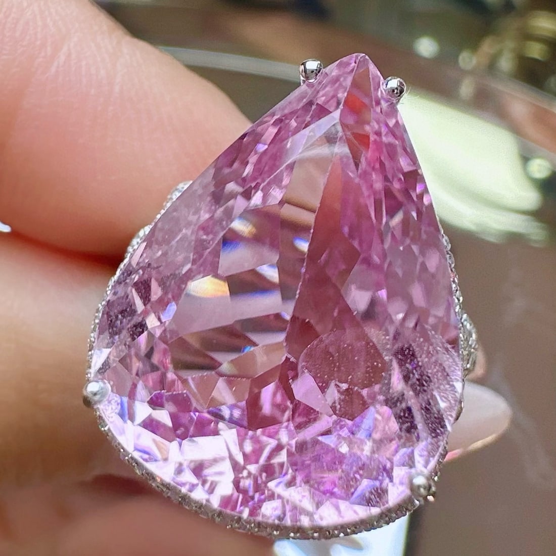 14k Gold 17.07 Ctw Natural Kunzite & Diamond Ring: Ref:230965095 // gold content:14k gold // ring size:7. 25us // // main gemstone:kunzite // shape:pear // carat weight:16. 38ct // color:purple // treatment:natural // // adjacent gemstone 2 : diamond
