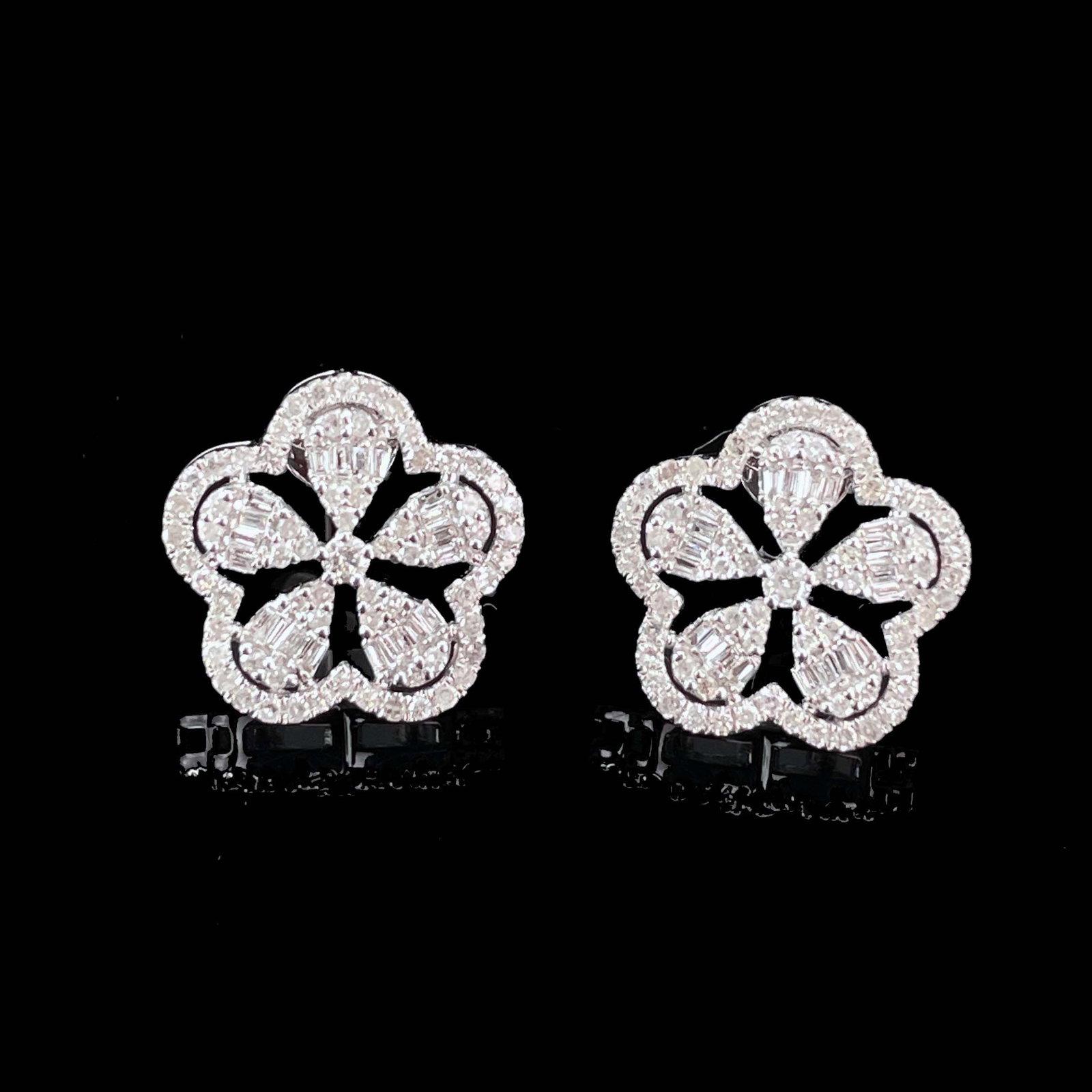 14k Gold 0.32 Ct Natural H Diamond Earrings: Ref:230965100 // gold content:14k gold // main gemstone:diamond // shape:multiply // carat weight:0. 32ct // clarity grade:vs-si // color:h // treatment:natural // Condition: New Low Estimate: