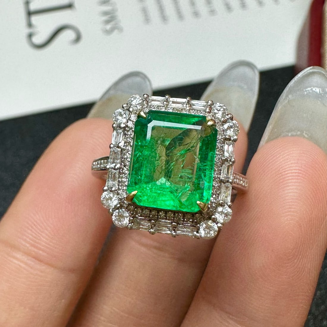 14k Gold 2.45 Ct Natural Emerald & Diamond Ring: Ref:230965105 // gold content:14k gold // ring size:7. 25us // // main gemstone:emerald // shape:octagonal // carat weight:2. 45ct // color:green // treatment:natural // // adjacent gemstone 2 :