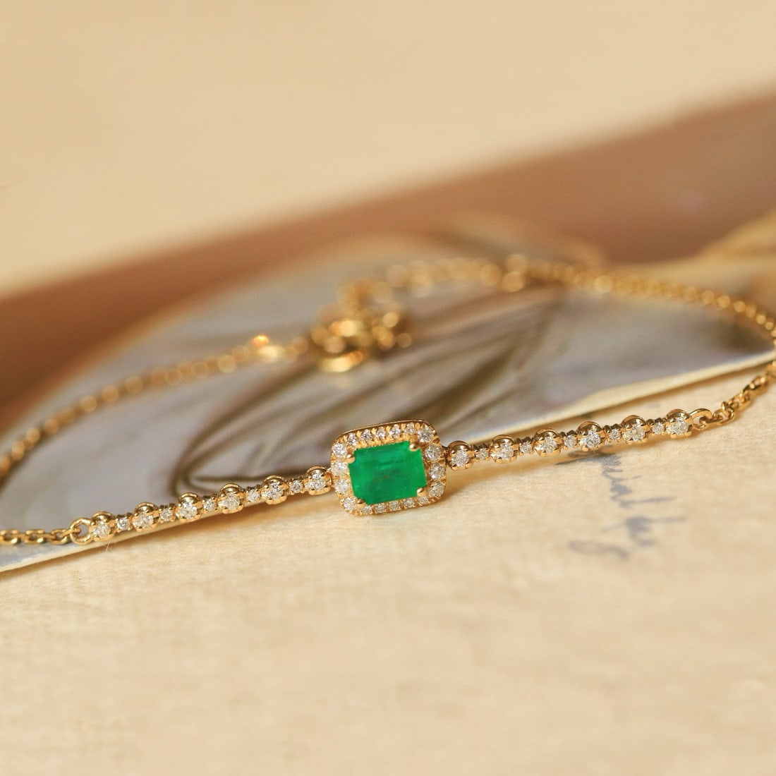 14k Gold 0.71 Ctw Vivid Green Natural Emerald & Diamond Bracelet: Ref:230965106 // gold content:14k gold // main gemstone:emerald // shape:octagonal // carat weight:0. 5ct // color:vivid green // treatment:natural // // adjacent gemstone 2 : diamond // shape:round