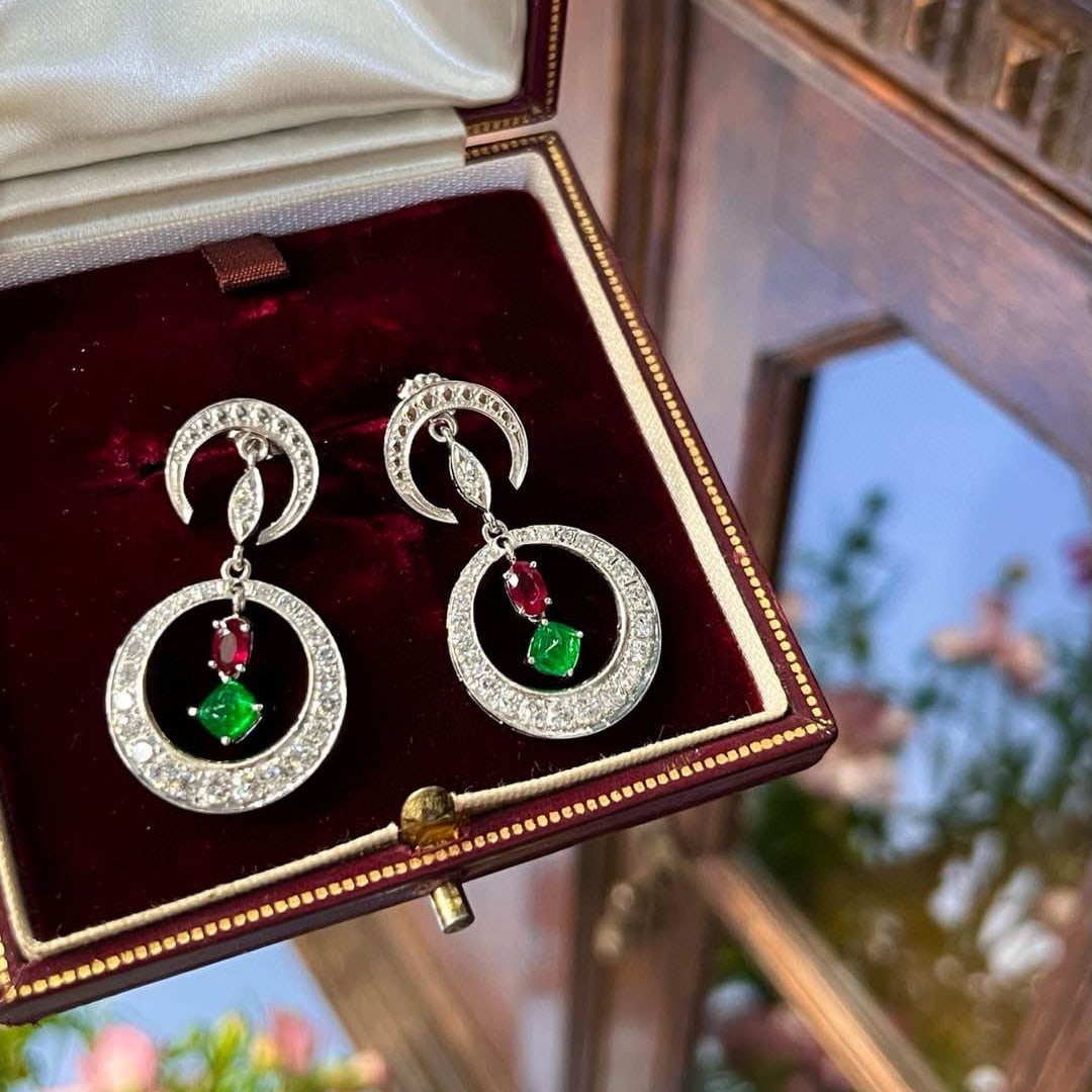 14k Gold 2.6 Ctw Vivid Green Natural Emerald & Ruby Earrings: Ref:230965114 // gold content:14k gold // main gemstone:emerald // shape:suger-loaf // carat weight:1. 6ct // color:vivid green // treatment:natural // // adjacent gemstone 2 : ruby // shape:oval //