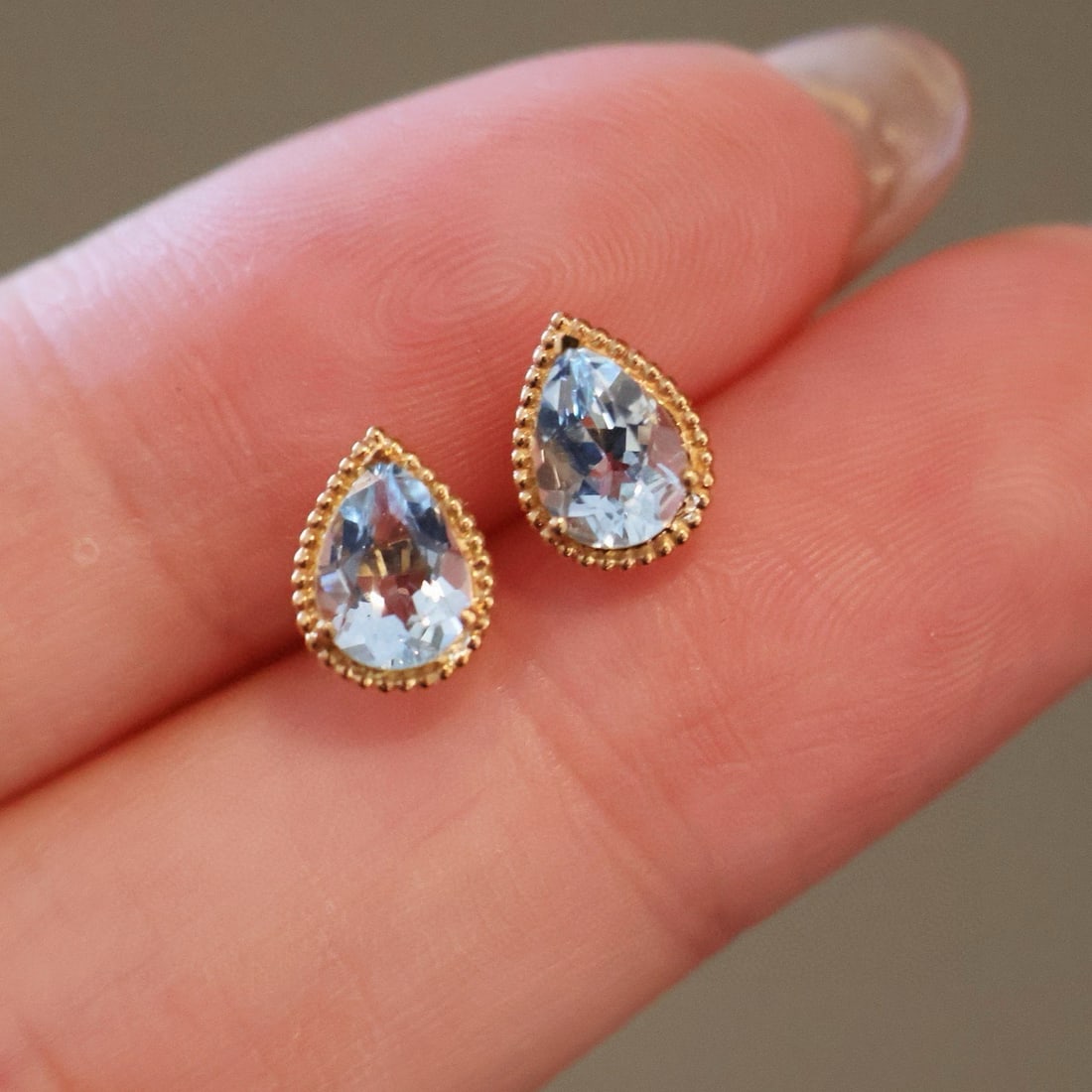 14k Gold 1 Ct Natural Aquamarine Earrings: Ref:230965157 // gold content:14k gold // main gemstone:aquamarine // shape:pear // carat weight:1ct // color:blue // treatment:natural // Condition: New Low Estimate: 1300.00 High Estimate: 2000.00