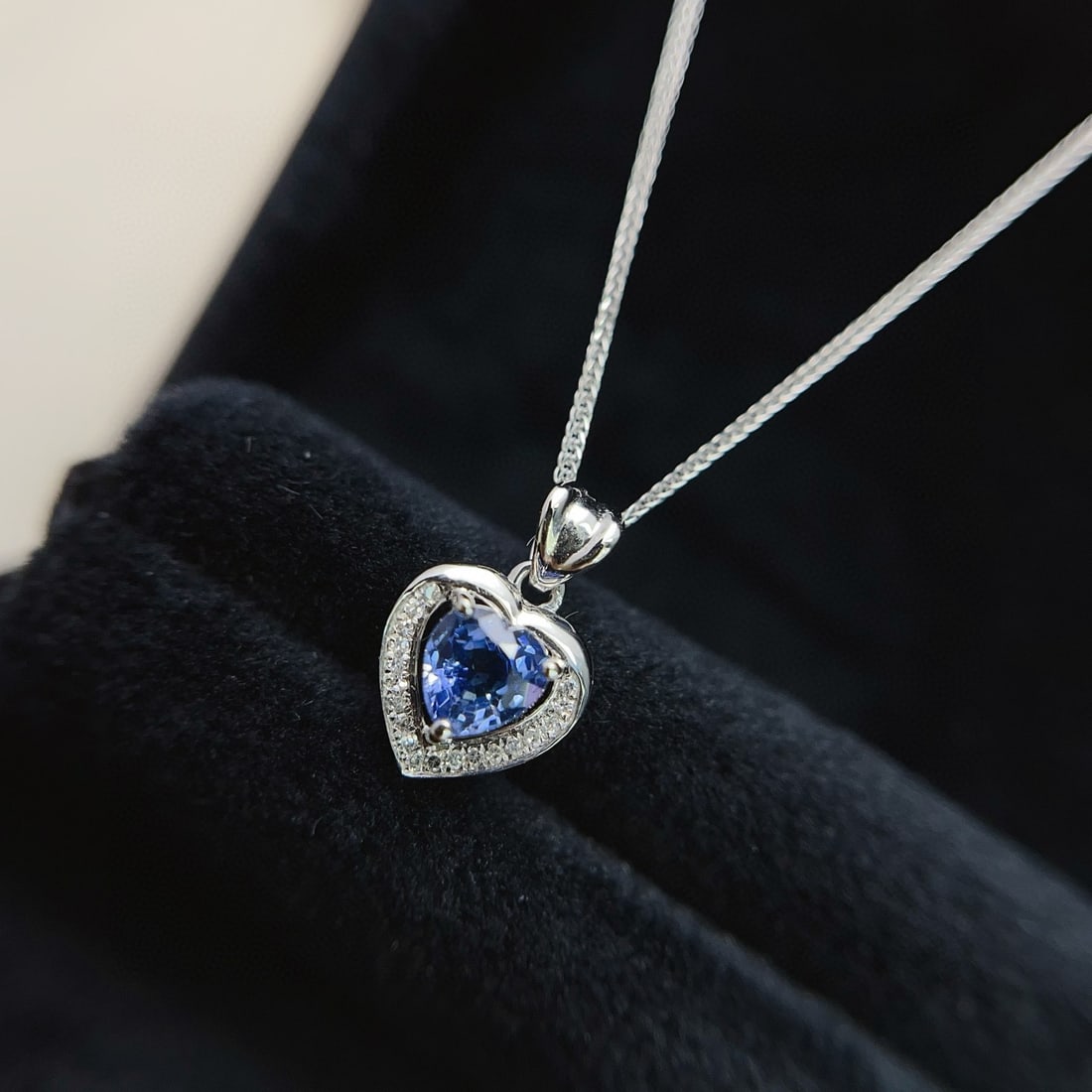 14k Gold 0.65 Ct Natural Sapphire & Diamond Necklace: Ref:230965163 // gold content:14k gold // main gemstone:sapphire // shape:heart // carat weight:0. 65ct // color:blue // treatment:natural // // adjacent gemstone 2 : diamond // number of stones:19