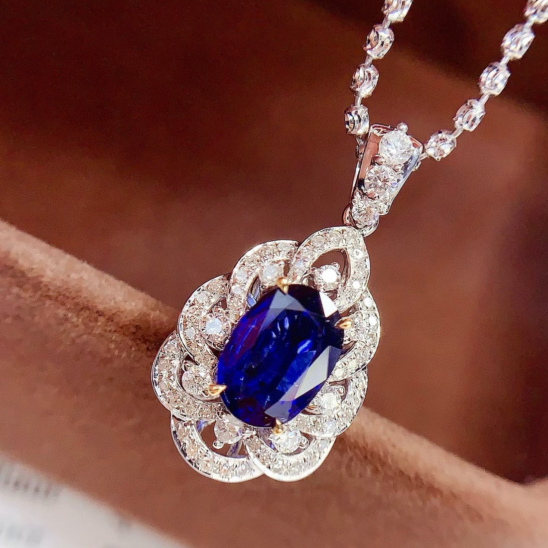 14k Gold 1.7 Ct Natural Sapphire & Diamond Pendant( Without Chain ): Ref:230965214 // gold content:14k gold // main gemstone:sapphire // shape:oval // carat weight:1. 7ct // color:royal blue // treatment:natural // // adjacent gemstone 2 : diamond // number of stones:4