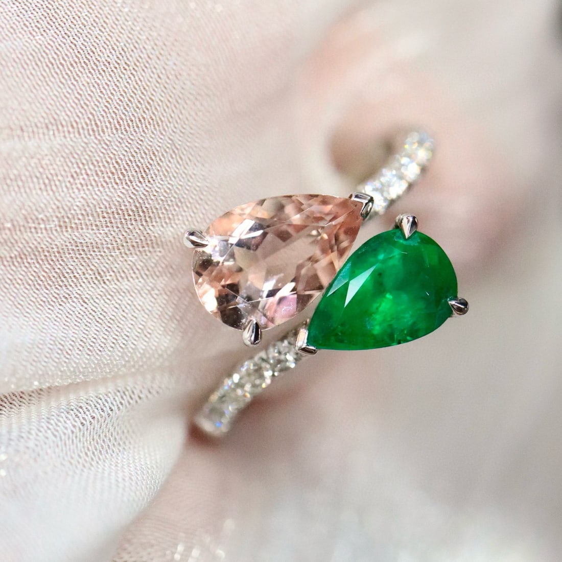 14k Gold 2.08 Ctw Natural Morganite & Emerald & Toi Et Moi Ring: Ref:230965251 // gold content:14k gold // ring size:7. 25us // // main gemstone:morganite // shape:pear // carat weight:1. 29ct // color:pink // treatment:natural // // adjacent gemstone 2 : emerald