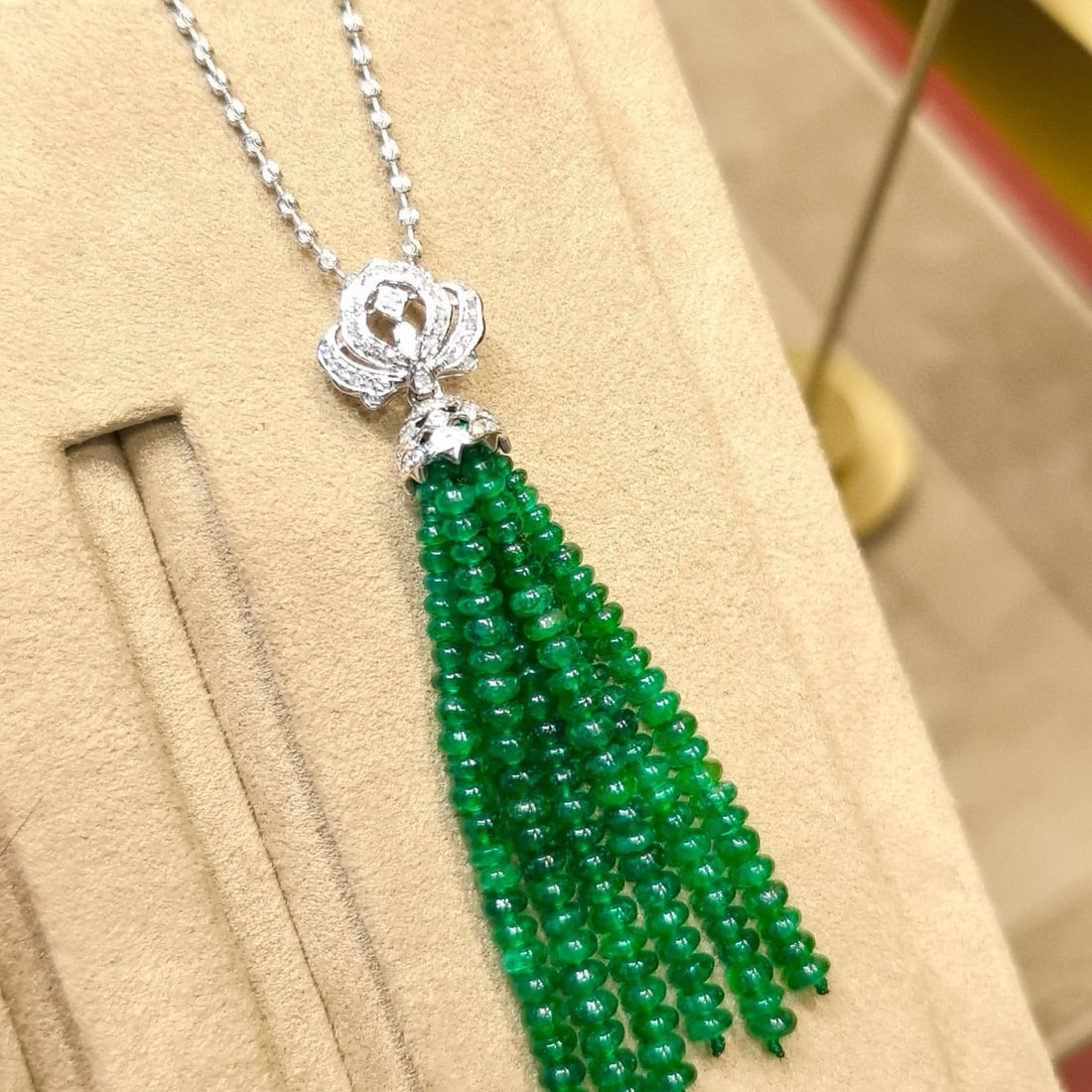 14k Gold 21.25 Ctw Natural Emerald & Diamond Pendant( Without Chain ): Ref:230966041 // gold content:14k gold // main gemstone:emerald // shape:bead // carat weight:21ct // color:green // treatment:natural // // adjacent gemstone 2 : diamond // shape:round // carat weigh