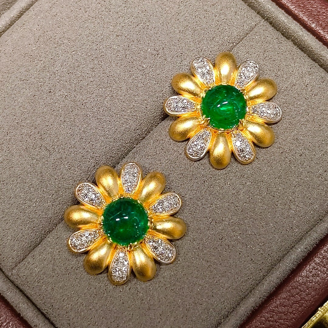 14k Gold 2.92 Ctw Vivid Green Natural Emerald & Diamond Earrings: Ref:230966093 // gold content:14k gold // main gemstone:emerald // shape:round // carat weight:2. 42ct // color:vivid green // treatment:natural // cut grade:g // // adjacent gemstone 2 : diamond // s