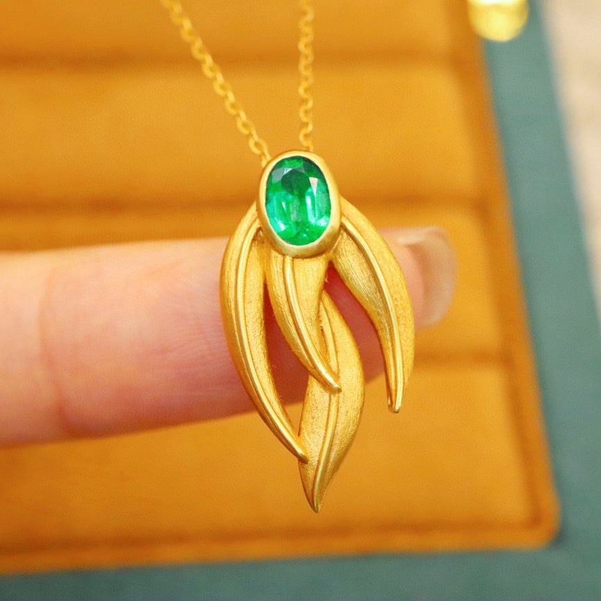 14k Gold 0.56 Ct Natural Emerald Necklace: Ref:230966130 // gold content:14k gold // main gemstone:emerald // shape:oval // carat weight:0. 56ct // color:green // treatment:natural // Condition: New Low Estimate: 2900.00 High Estimate: 4300.00