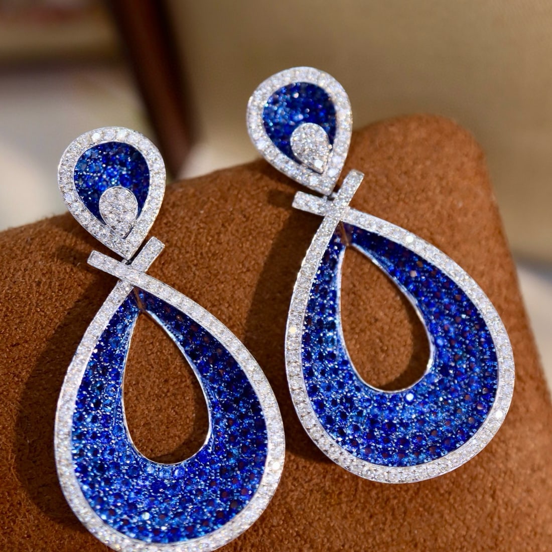 14k Gold 3.91 Ctw Natural Sapphire & Diamond Earrings: Ref:230977016 // gold content:14k gold // main gemstone:sapphire // shape:round // carat weight:3. 01ct // color:blue // treatment:natural // cut grade:g // // adjacent gemstone 2 : diamond //