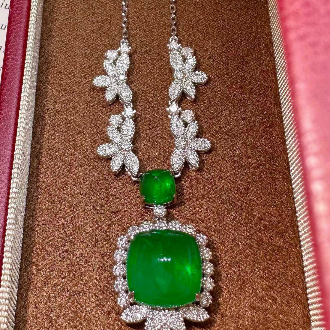 14k Gold 7.62 Ct Vivid Green Natural Emerald & Diamond Necklace: Ref:230977078 // gold content:14k gold // main gemstone:emerald // shape:suger-loaf // carat weight:7. 62ct // color:vivid green // treatment:natural // // adjacent gemstone 2 : diamond //