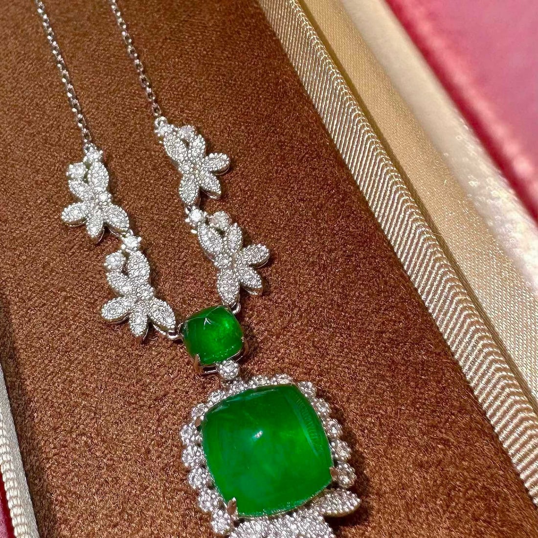 14k Gold 7.62 Ct Vivid Green Natural Emerald & Diamond Necklace - 4