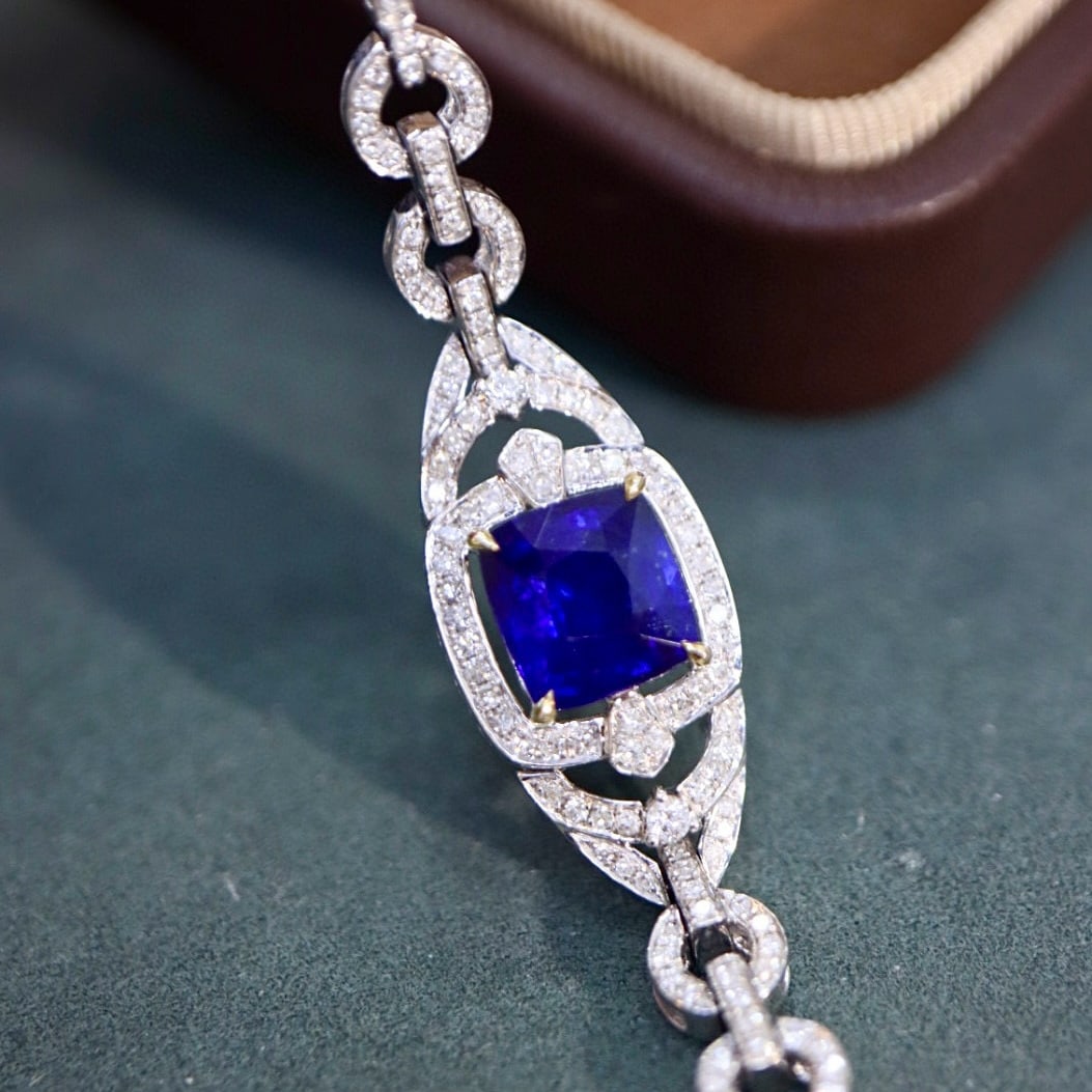 14k Gold 3.16 Ctw Natural Sapphire & Diamond Bracelet: Ref:230977099 // gold content:14k gold // main gemstone:sapphire // shape:cushion // carat weight:2. 5ct // color:blue // treatment:natural // // adjacent gemstone 2 : diamond // shape:round // carat
