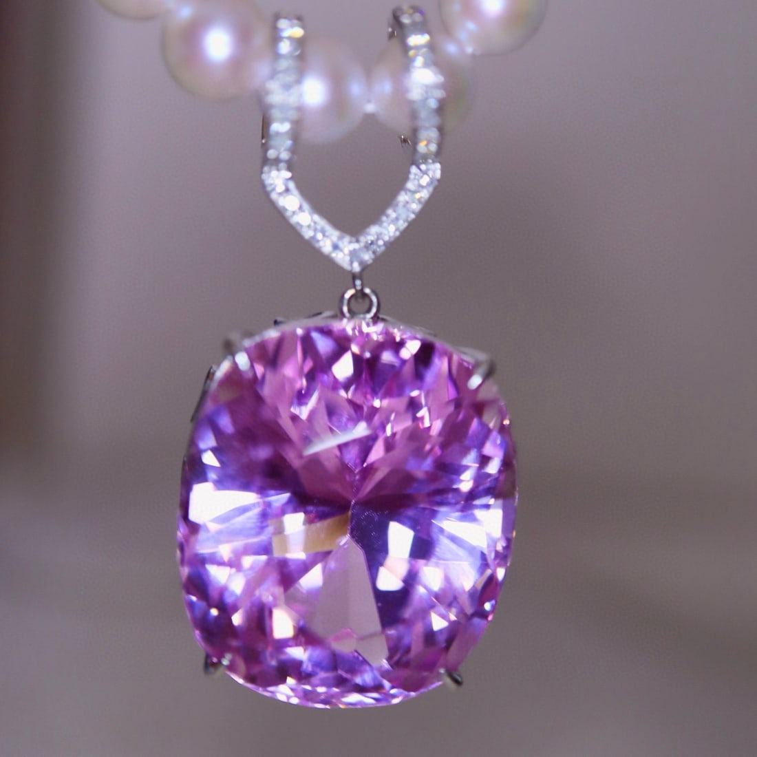 14k Gold 38.35 Ctw Natural Kunzite & Diamond Pendant( Without Chain ): Ref:230977101 // gold content:14k gold // main gemstone:kunzite // shape:oval // carat weight:38ct // color:purple // treatment:natural // // adjacent gemstone 2 : diamond // shape:round // carat