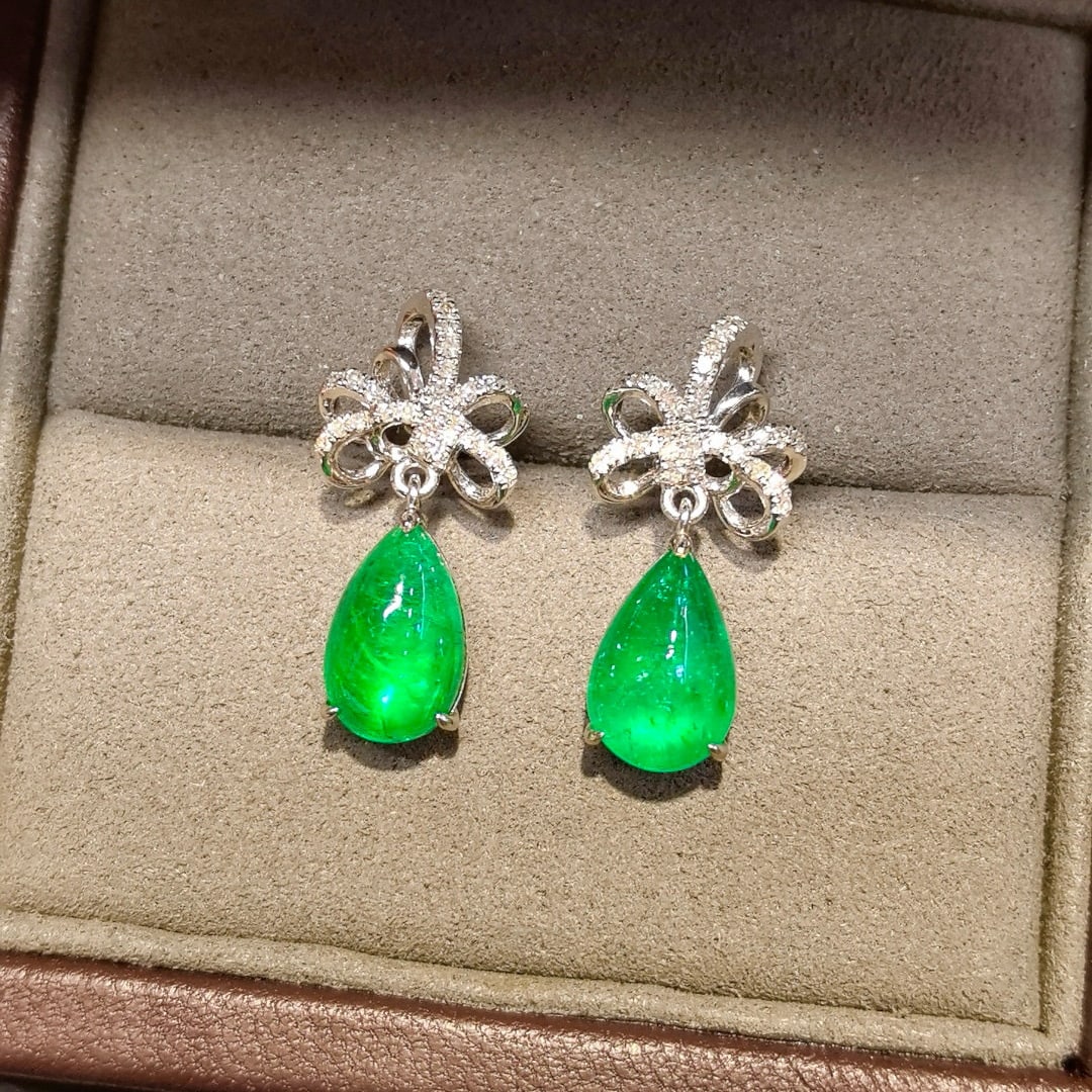 14k Gold 4.8 Ctw Natural Emerald & Diamond Earrings: Ref:230977102 // gold content:14k gold // main gemstone:emerald // shape:pear // carat weight:4. 6ct // color:green // treatment:natural // // adjacent gemstone 2 : diamond // shape:round // carat