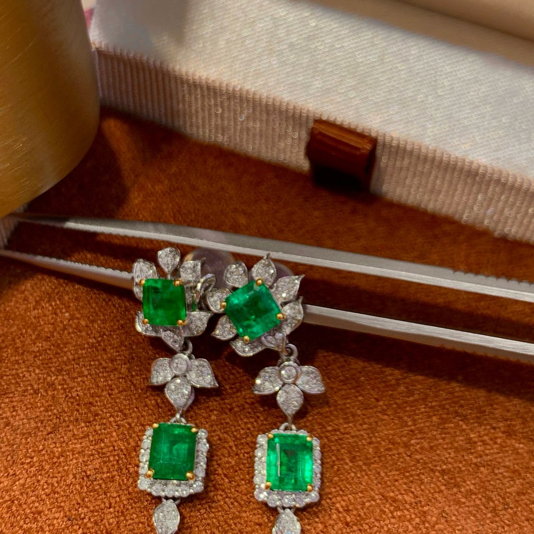 14k Gold 2.6 Ct Natural Emerald & Diamond Earrings: Ref:230977184 // gold content:14k gold // main gemstone:emerald // shape:octagonal // carat weight:2. 6ct // color:green // treatment:natural // // adjacent gemstone 2 : diamond // shape:round //
