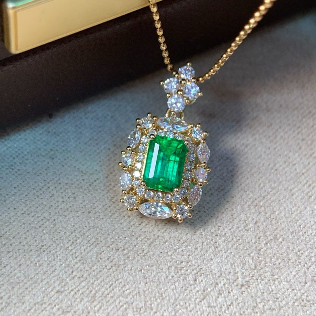 14k Gold 1.27 Ctw Natural Emerald & Diamond Pendant( Without Chain ): Ref:230977192 // gold content:14k gold // main gemstone:emerald // shape:octagonal // carat weight:0. 77ct // color:green // treatment:natural // // adjacent gemstone 2 : diamond // shape:multiply // 