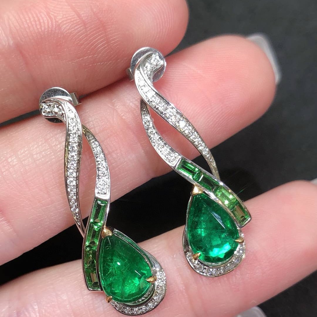 14k Gold 2.61 Ctw Natural Emerald & Diamond Earrings: Ref:230977195 // gold content:14k gold // main gemstone:emerald // shape:pear // carat weight:2. 3ct // color:green // treatment:natural // // adjacent gemstone 2 : diamond // shape:round // carat