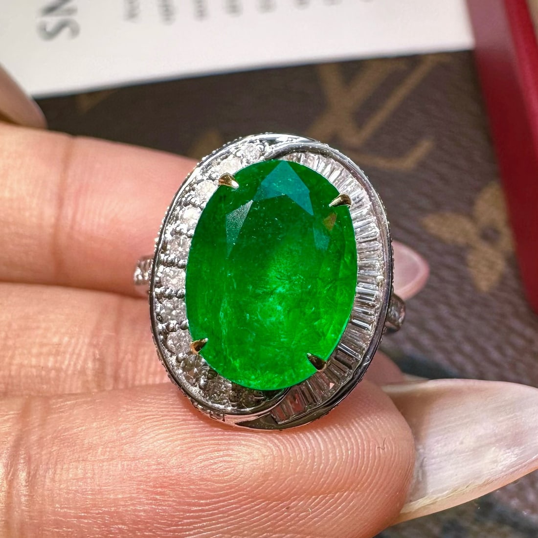 14k Gold 4.1 Ct Natural Emerald & Diamond Ring - 3