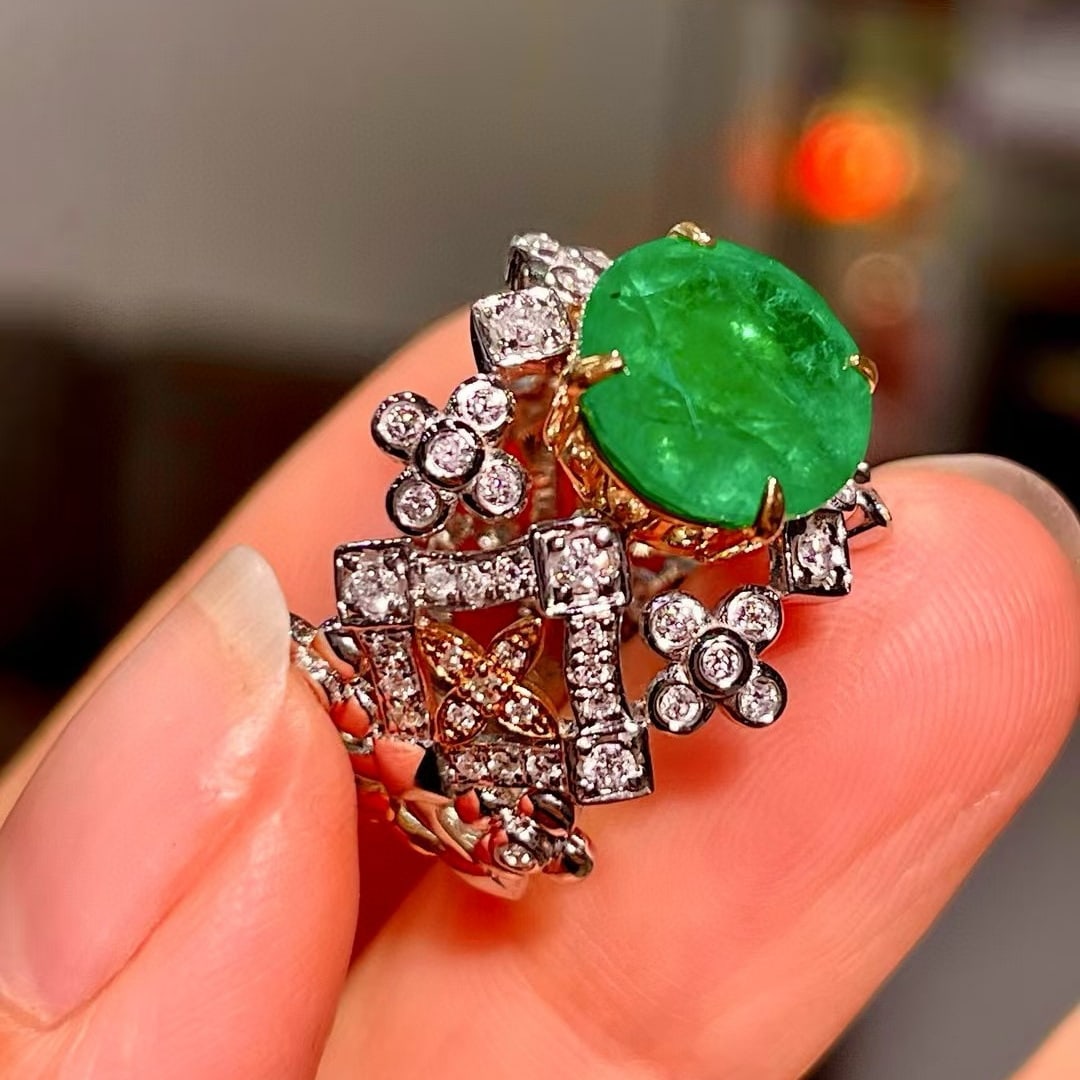14k Gold 4.40 Ctw Vivid Green Natural Emerald & Diamond Ring - 2