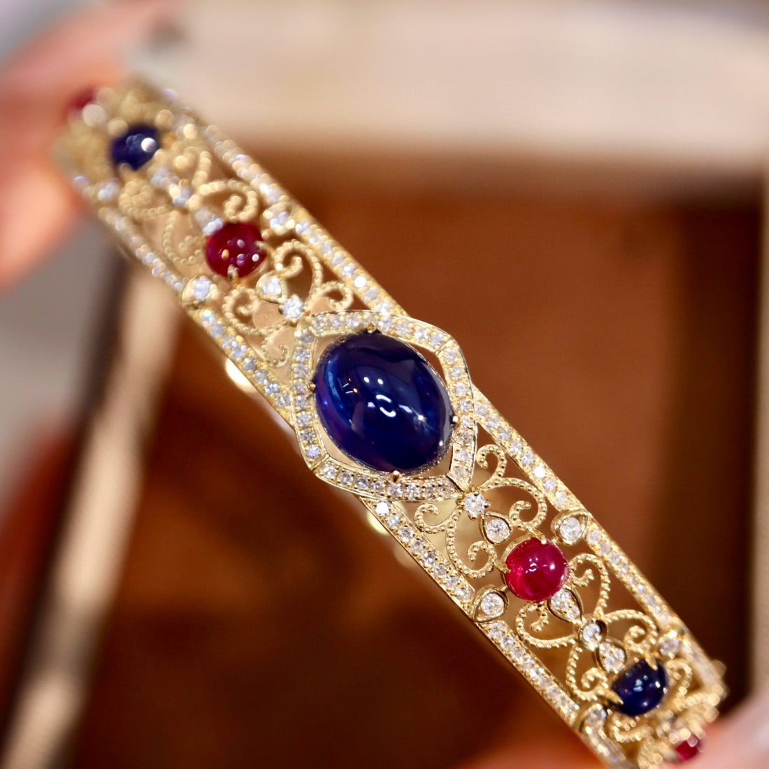 14k Gold 5.74 Ctw Natural Sapphire & Diamond Bangle: Ref:230978061 // gold content:14k gold // main gemstone:sapphire // shape:oval // carat weight:5ct // color:blue // treatment:natural // // adjacent gemstone 2 : diamond // shape:round // carat