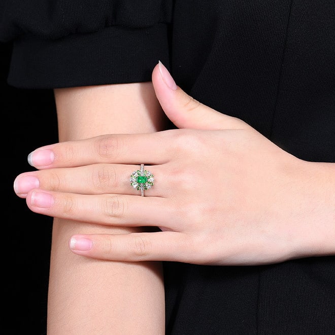 14k Gold 0.57 Ctw Vivid Green Natural Emerald & Diamond Ring - 6