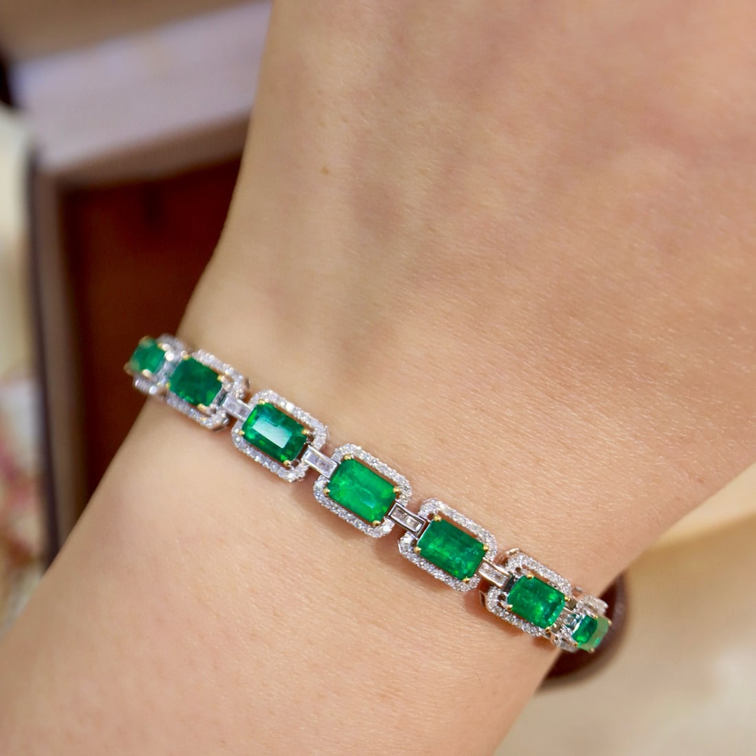 14k Gold 4.70 Ctw Vivid Green Natural Emerald & Diamond Bracelet - 4